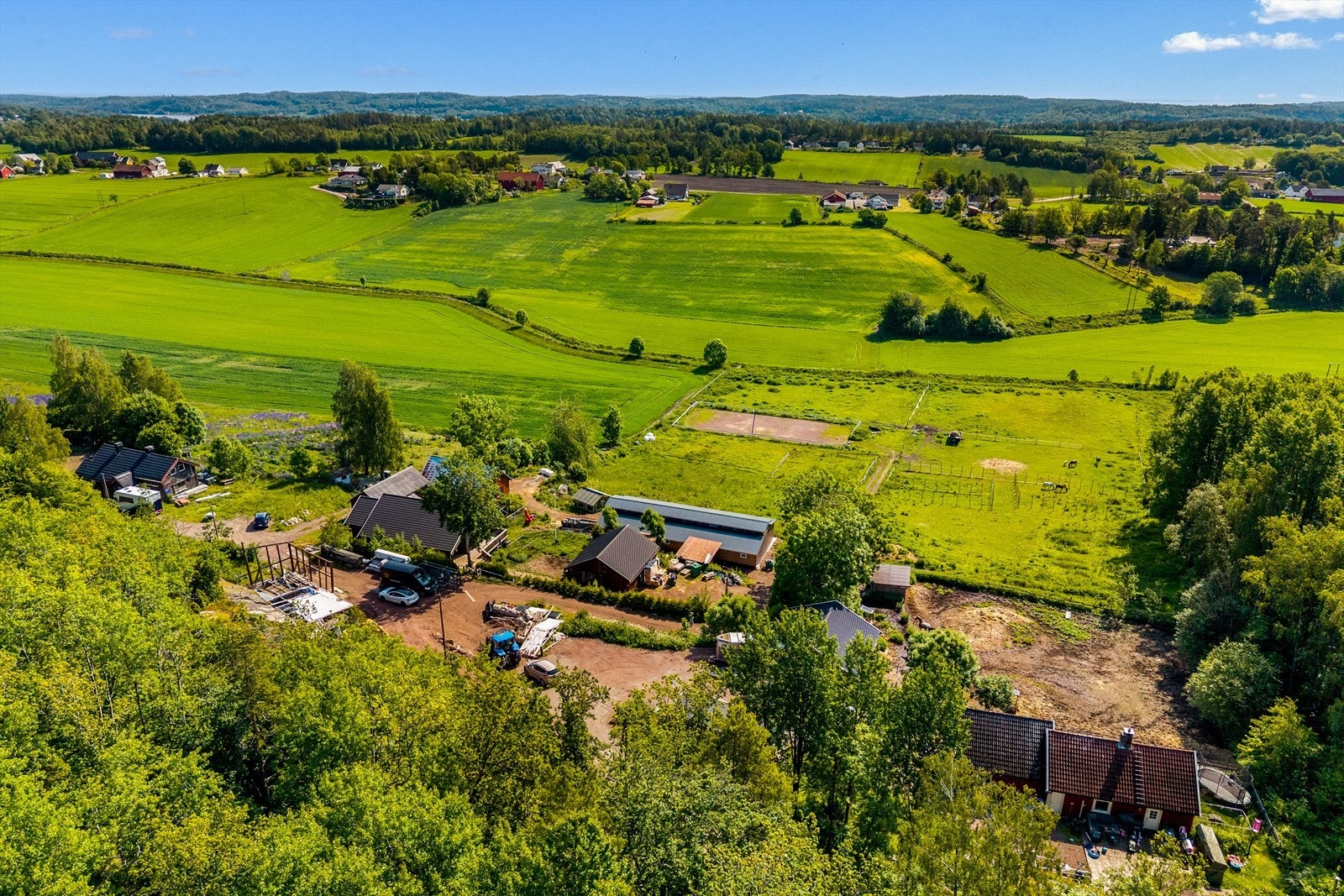 Her bor du fredelig og solrikt, omgitt av jorder og vakker natur - helt usjenert, uten gjenboere og med utsikt du virkelig vil sette pris på. Galleribilde