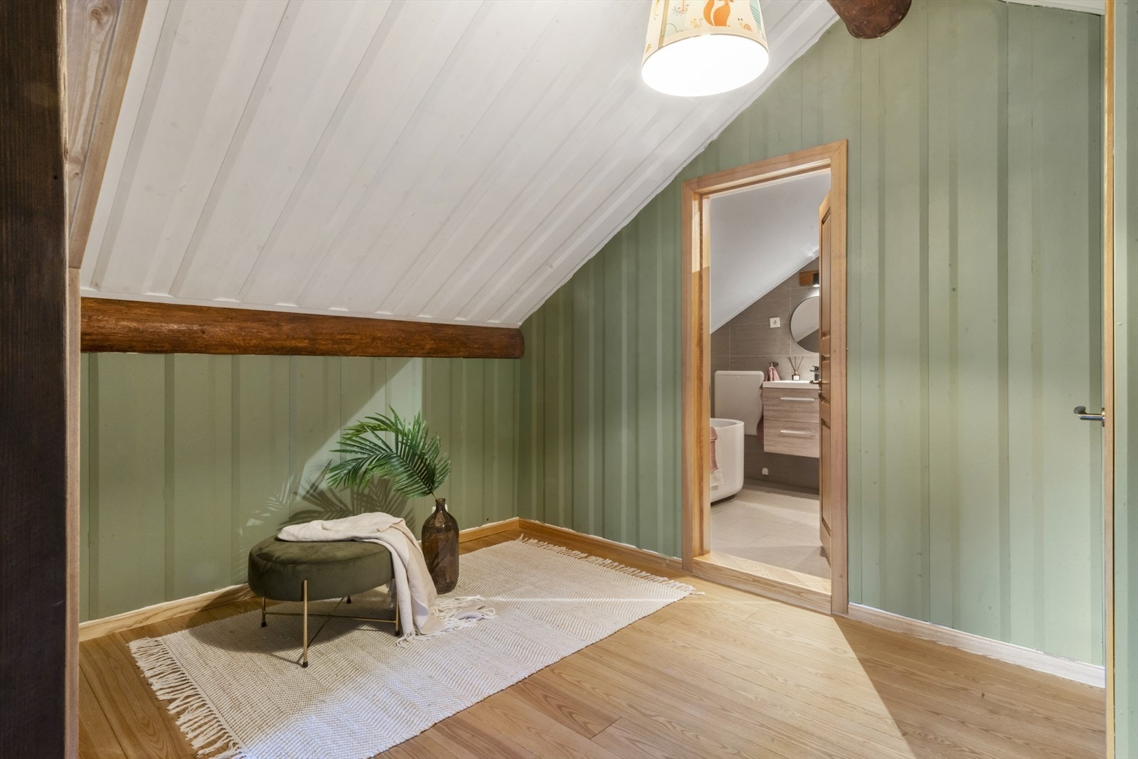 Fra baderommet er det praktisk tilkomst til et romslig garderoberom, som gir deg god plass til klær og oppbevaring. Galleribilde