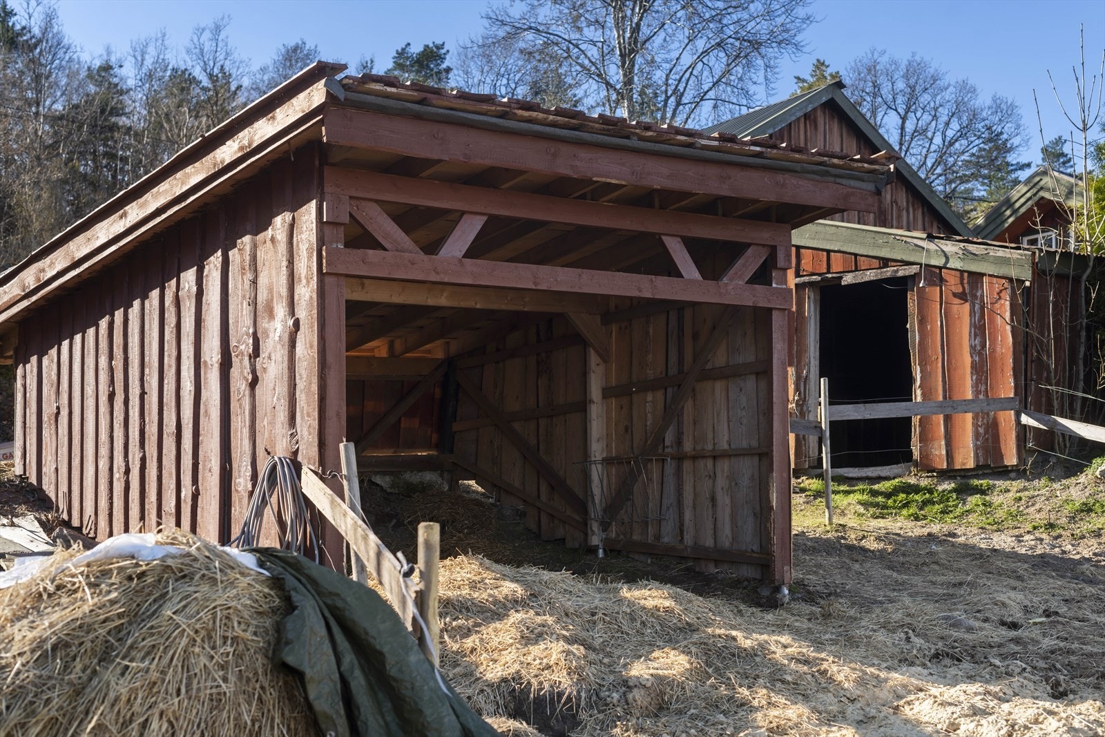 Bygningene er varierte i størrelse og utforming, og gir fleksible muligheter for både hobbybruk og mer omfattende landbruksrelaterte behov. Dette gjør eiendommen svært funksjonell og velegnet for deg som ønsker god plass og organisert oppbevaring. Galleribilde