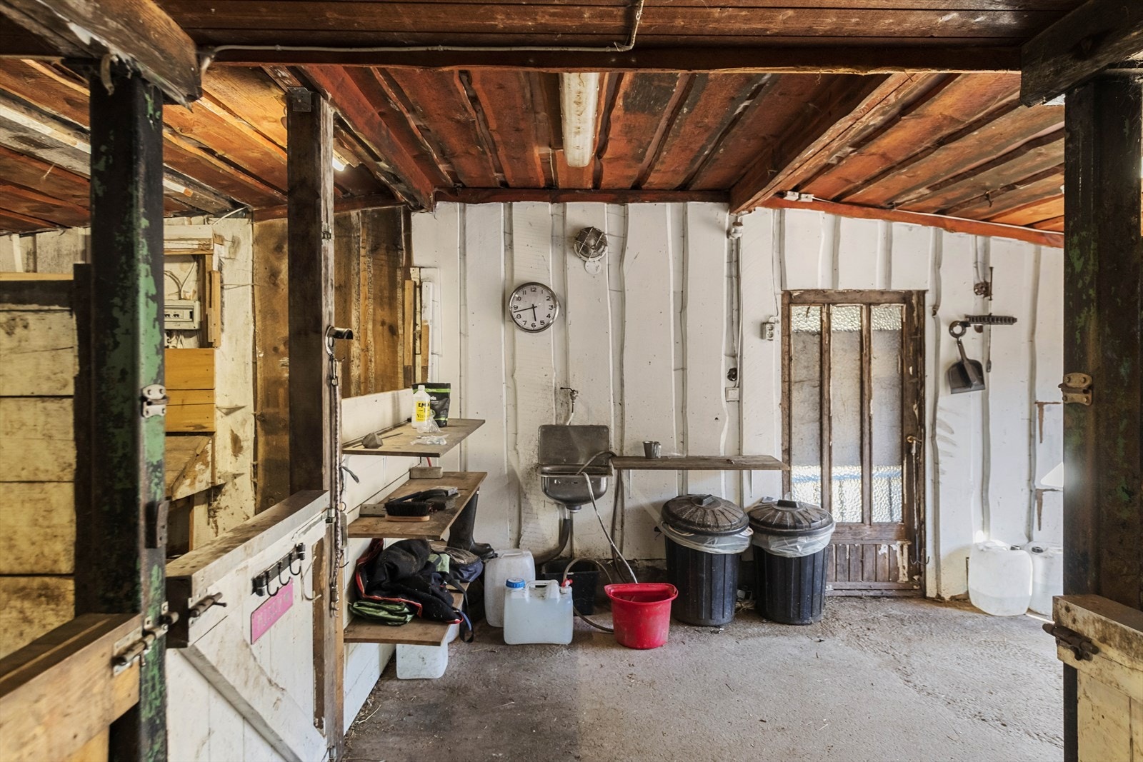 Innvendig er stallen innredet med fem hestebokser i tre, og både vegger og tak er også i tre for å gi et lunt og funksjonelt miljø. Galleribilde