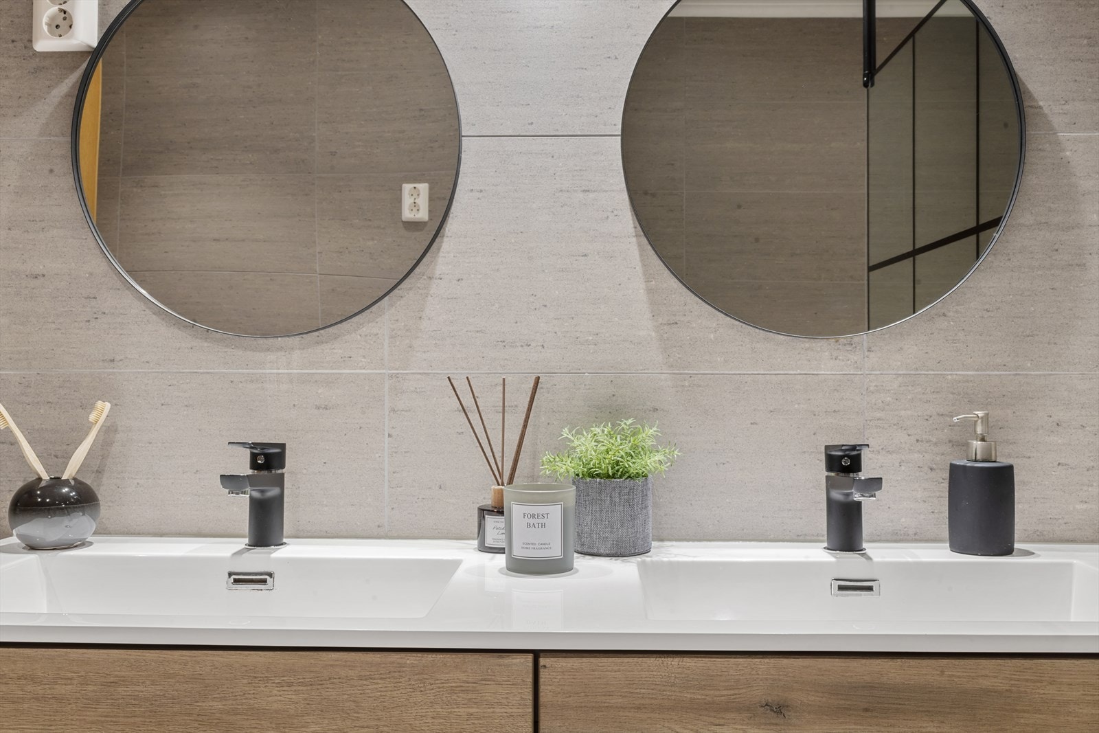 Badet er innredet med en praktisk dobbel servant nedfelt i moderne innredning, to speil som gir både funksjonalitet og romfølelse, veggmontert toalett, romslig dusjnisje samt et flott badekar for ekstra velvære. Galleribilde