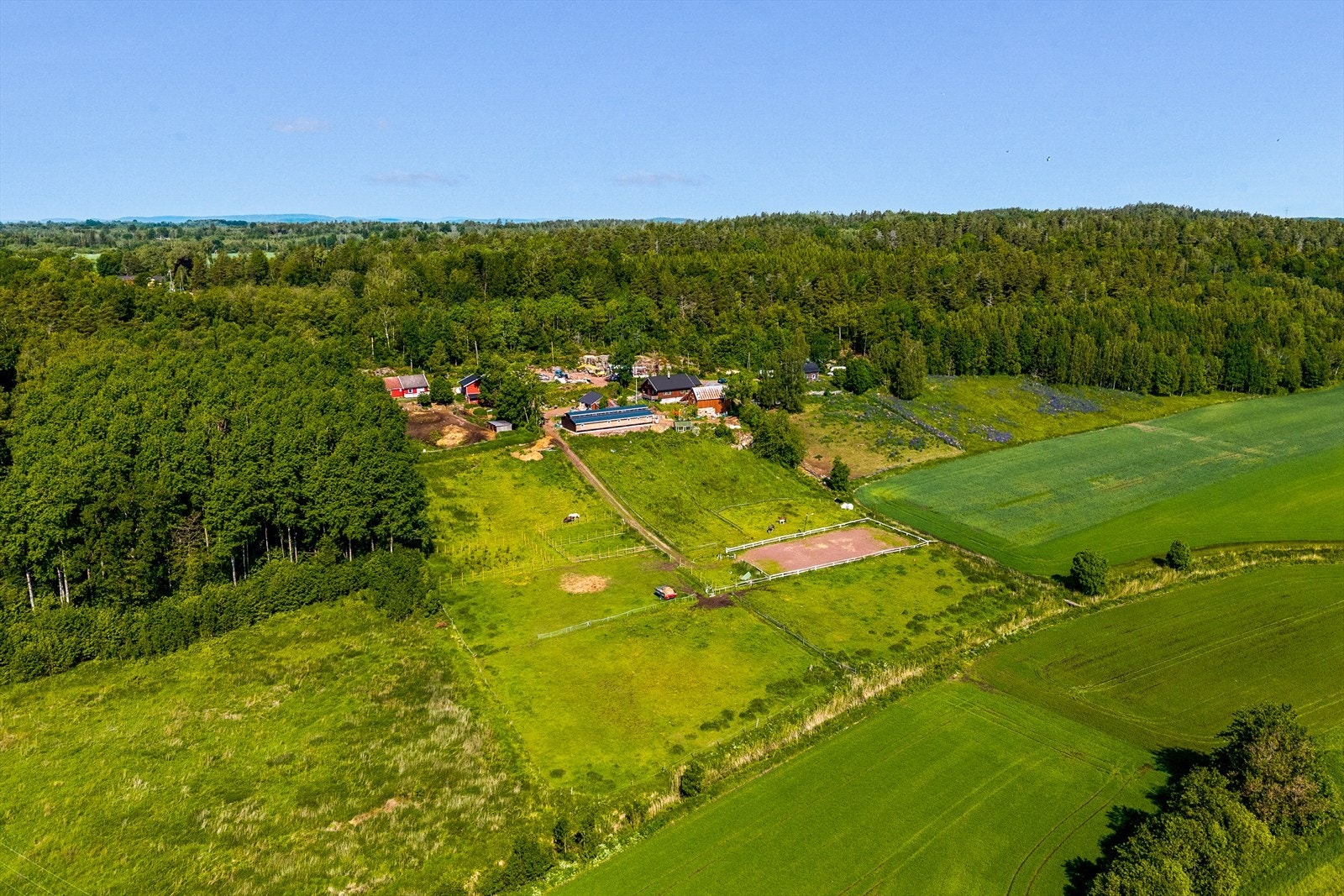 En eiendom med mange muligheter - tilpasset alle livsfaser. Enten du ønsker en rolig tilværelse i naturskjønne omgivelser, trenger plass til hobby og dyr, eller rett og slett ønsker å leve tett på naturen - dette er stedet for deg. Galleribilde