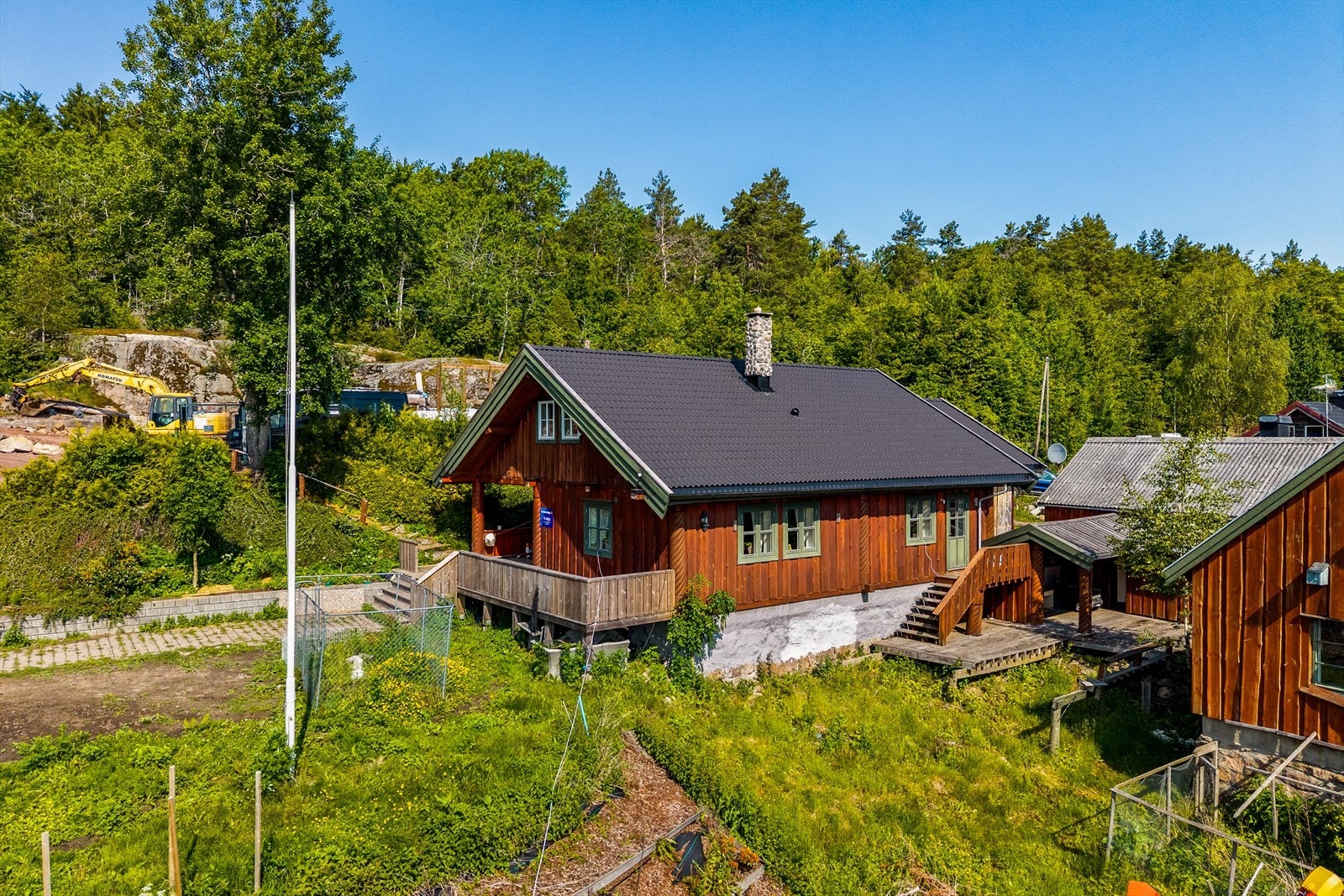 Dette er et landlig og sjarmerende småbruk med påkostet, beundringsverdig og innholdsrikt hovedhus over to plan. Galleribilde