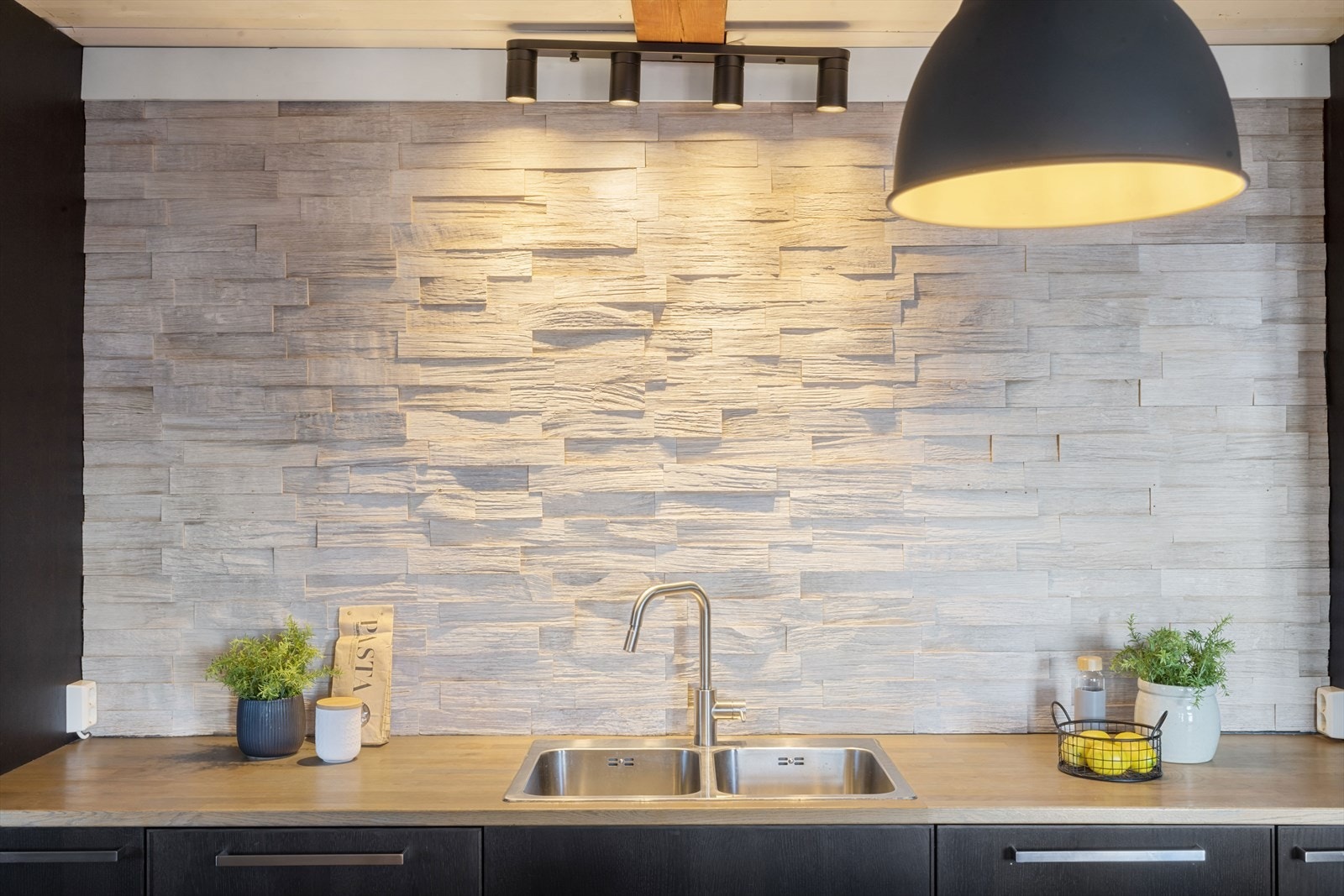 En lekker vegg kledd i kleberstein tilfører særpreg og eleganse, samtidig som det skaper en flott kontrast til de øvrige overflatene. Galleribilde