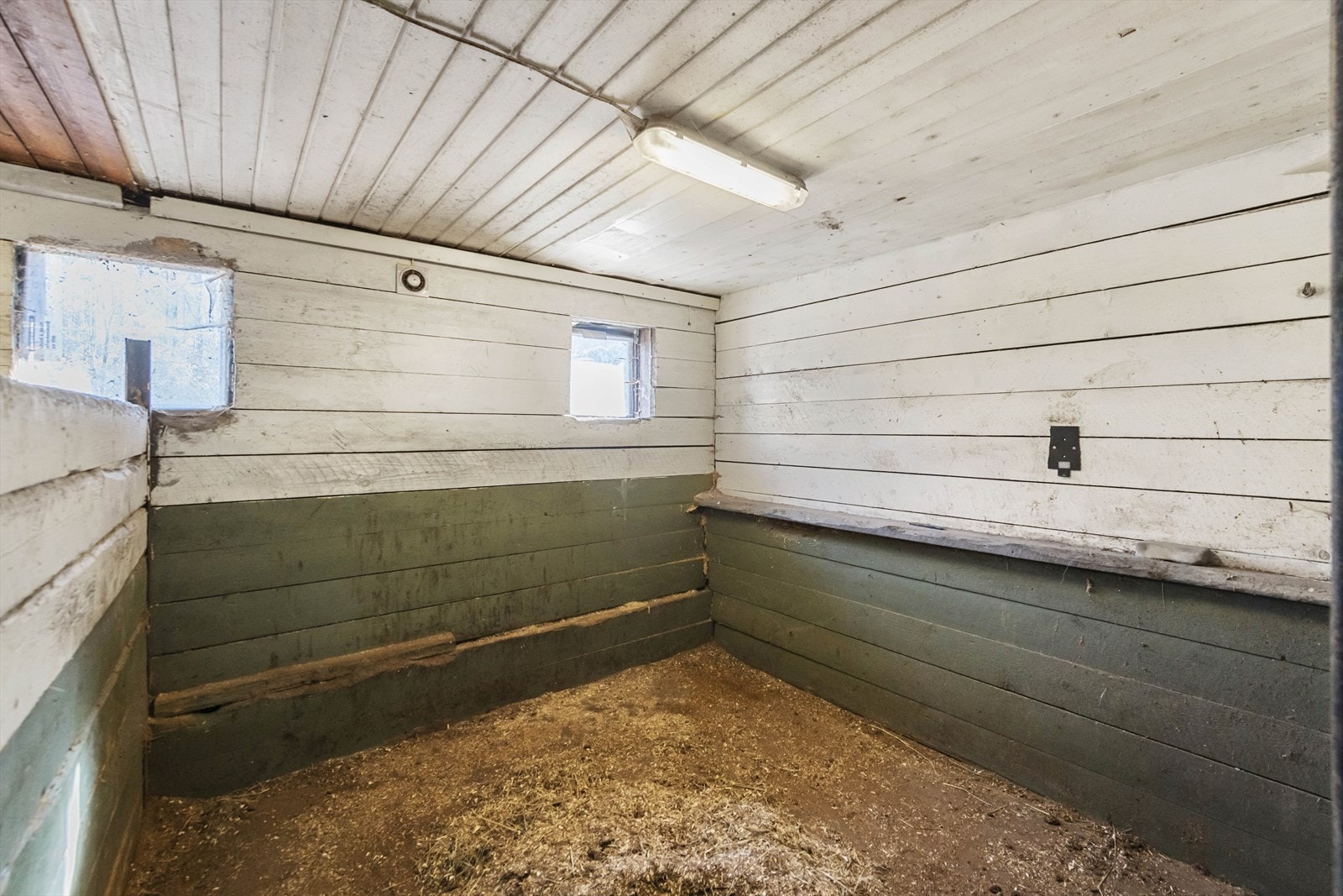 Det er installert strøm og vann, noe som gir gode forhold for både daglig drift og stell av hestene. Bygget er sikret med ståldør og har generelt gode bruksmuligheter for hestehold. Galleribilde