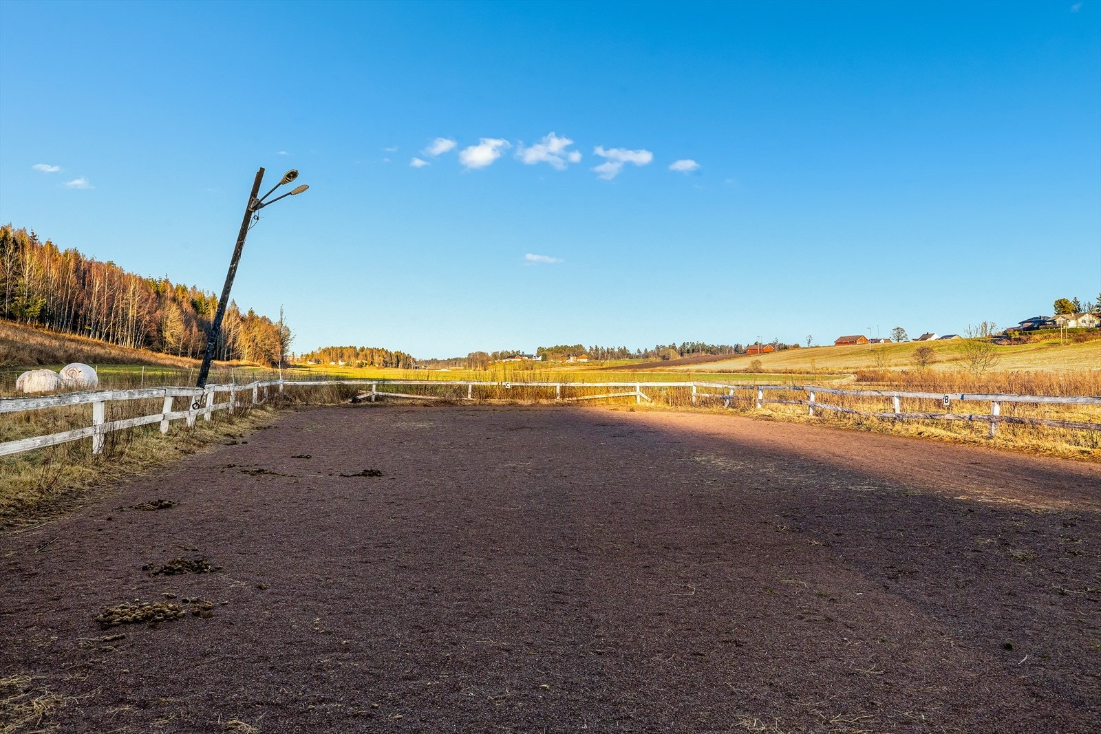 Ridebanen har god størrelse og er plassert med hensyn til både brukervennlighet og utsikt over de vakre, landlige omgivelsene. Her ligger alt til rette for trening, hobbyridning og daglig aktivisering av hestene - rett utenfor døren. Galleribilde