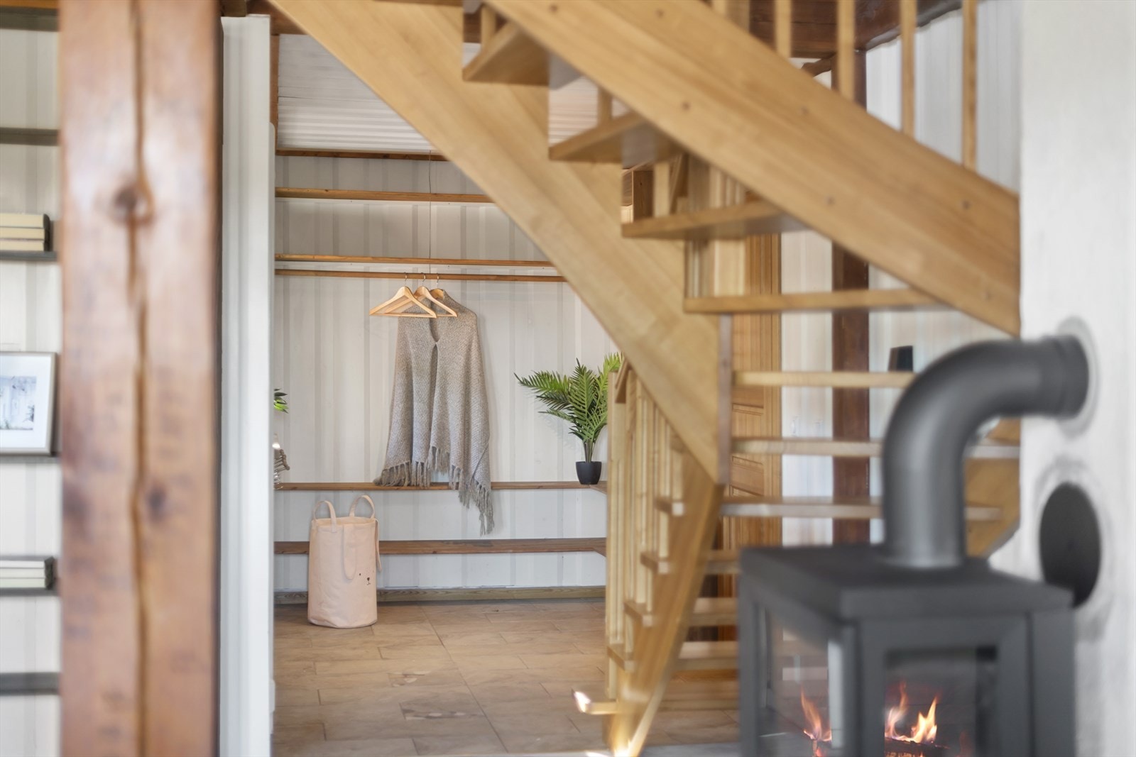 Entréen er innredet med delikate fliser på gulvet, som både er stilfulle og praktiske - en perfekt kombinasjon for et rom med mye trafikk. Galleribilde