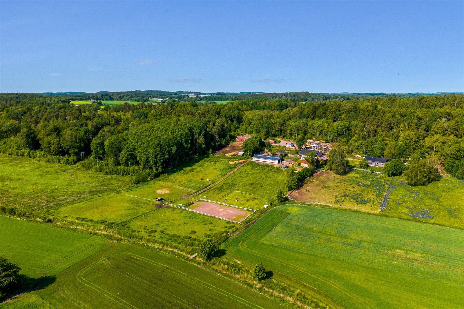 Dette er en optimal plassering for deg som ønsker å ha alt lett tilgjengelig - enten det gjelder trening, stell eller rutiner rundt fôring og beite. Galleribilde
