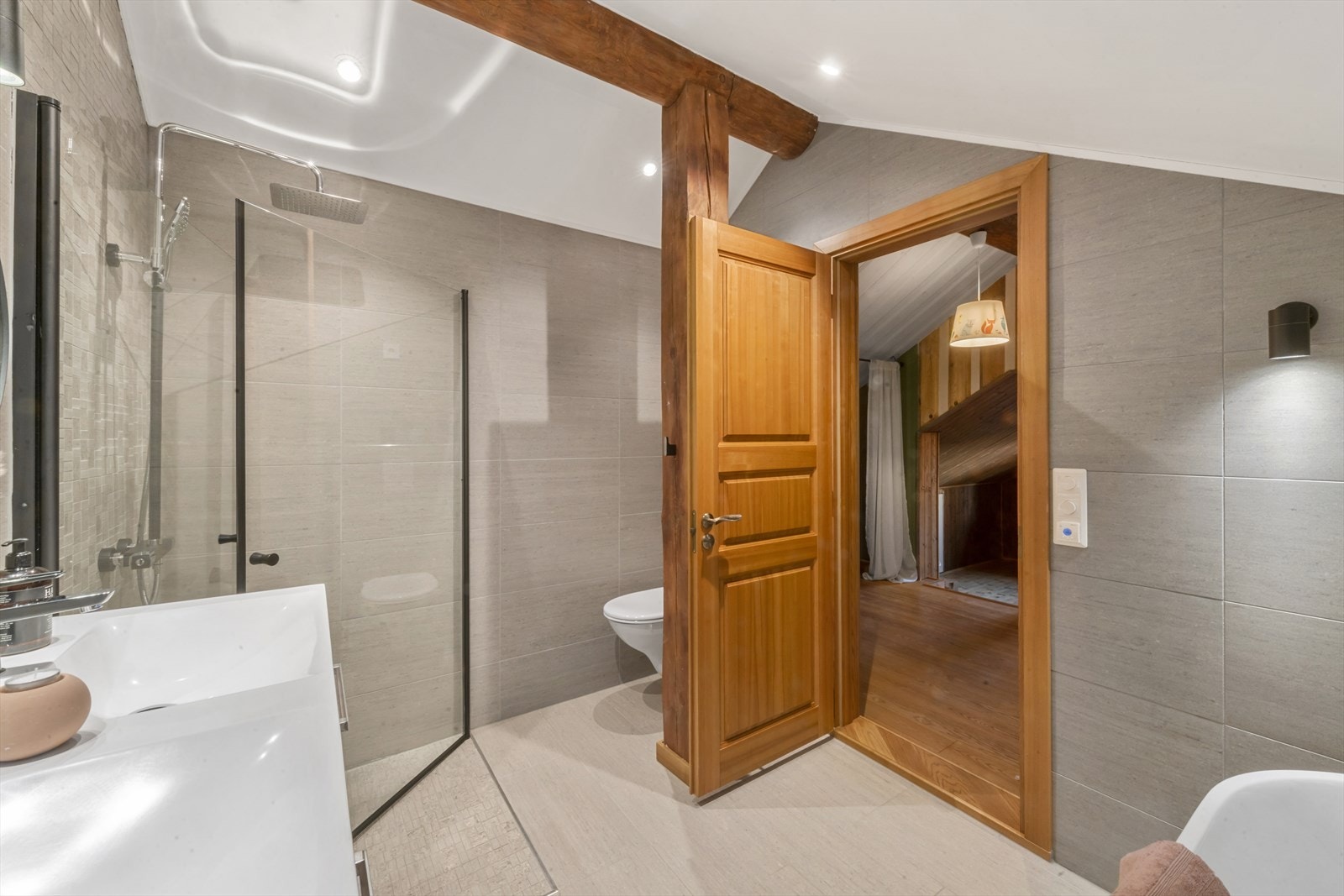 På gulvet ligger det fliser med elektriske varmekabler som sikrer en lun og komfortabel opplevelse - spesielt på kjølige dager. Galleribilde