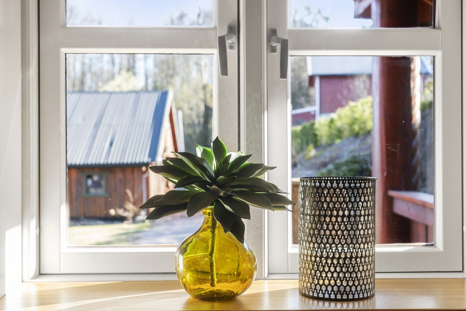 Rommet har store vindusflater som slipper inn rikelig med naturlig lys, og gir en luftig og lys romfølelse. Galleribilde