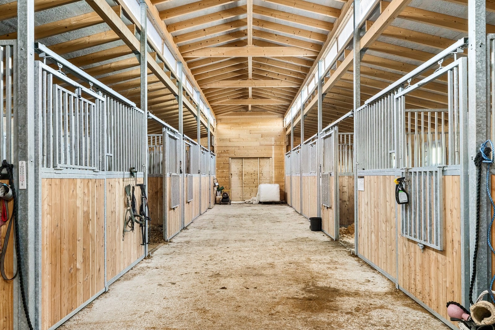 Bygget er solid konstruert og gir et luftig og oversiktlig miljø, med god adkomst og mulighet for organisert drift. En ideell løsning for deg som ønsker profesjonelle fasiliteter i landlige og fredelige omgivelser. Galleribilde