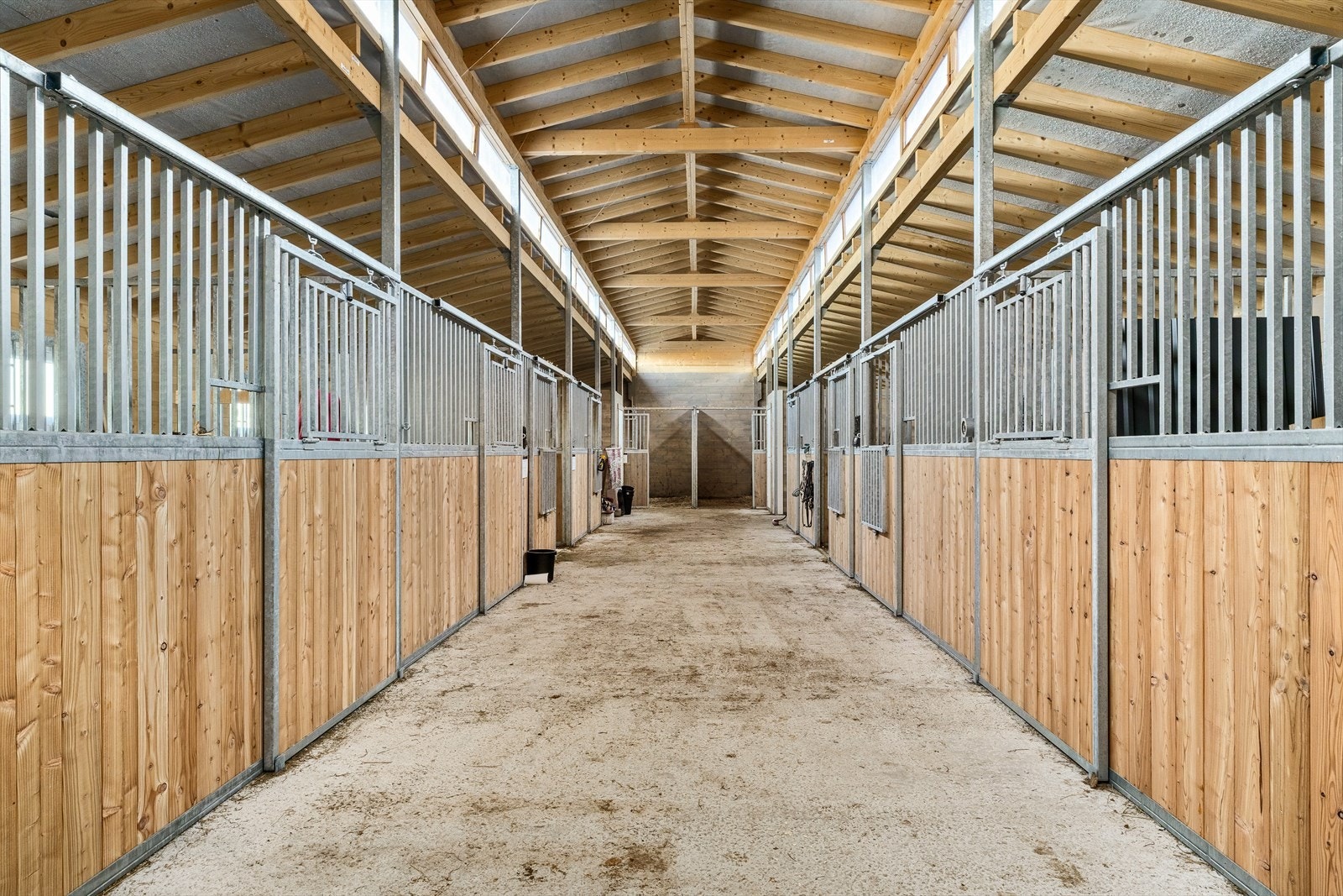 Eiendommen har en ny, flott stall oppført med fokus på funksjonalitet og hestevelferd. Stallen inneholder hele 12 romslige hestebokser, i tillegg til bod og praktisk gangareal. Galleribilde