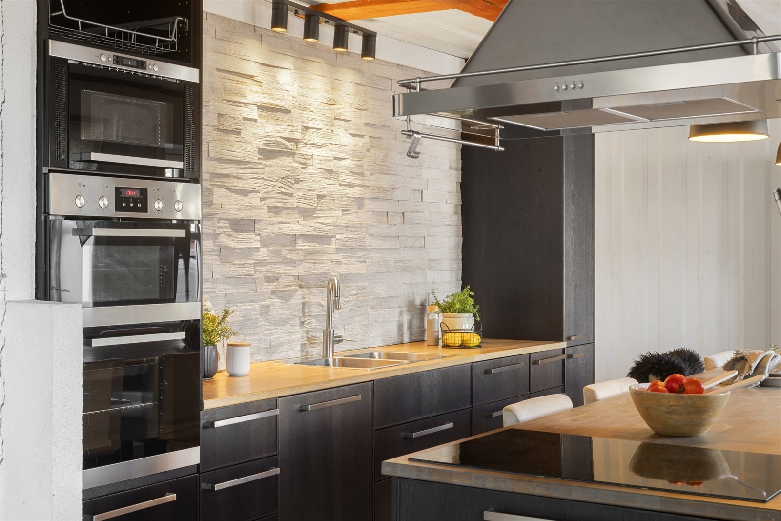 Kjøkkenet er godt utstyrt med integrerte hvitevarer som steketopp, to stekeovner, mikrobølgeovn, oppvaskmaskin og et romslig kjøl-/fryseskap med praktisk vanndispenser. Galleribilde