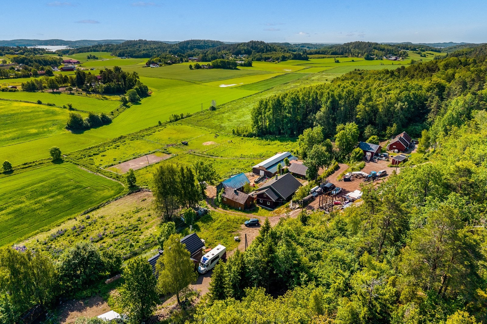 Romslig plass i gårdsplassen til parkering av traktor eller biler. Galleribilde