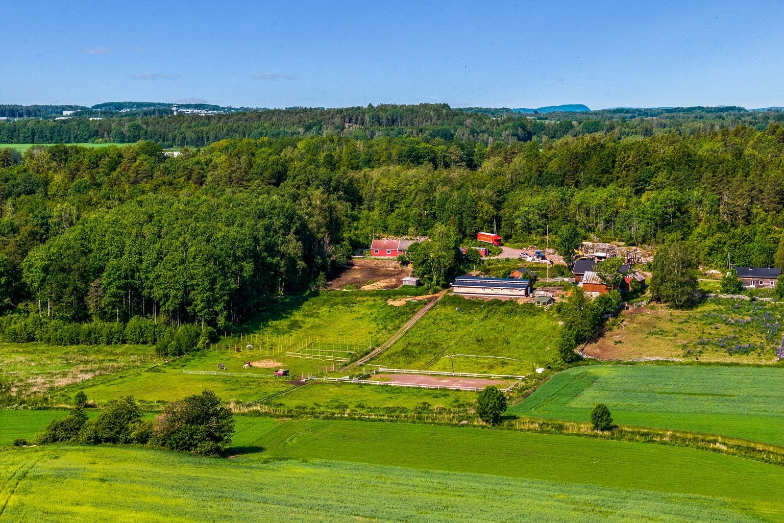 Dette er en optimal plassering for deg som ønsker å ha alt lett tilgjengelig - enten det gjelder trening, stell eller rutiner rundt fôring og beite. Galleribilde