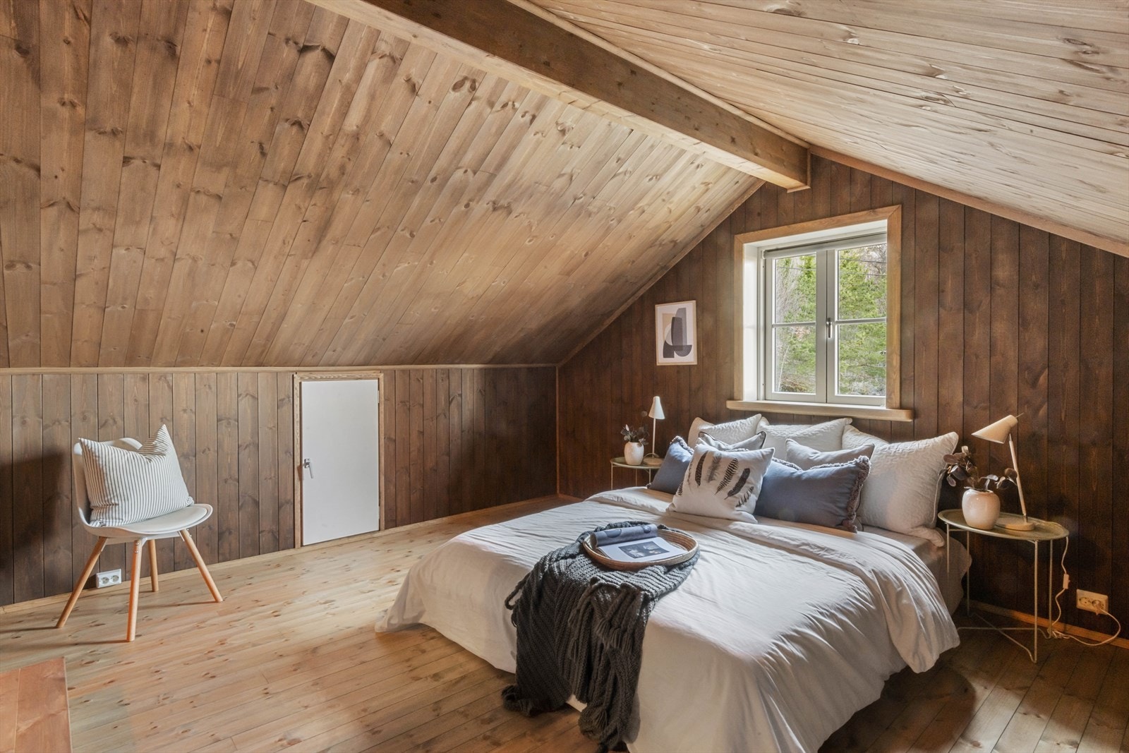 Hovedsoverommet er romslig og hjemmekoselig, med god plass til både dobbeltseng og øvrig møblement. Galleribilde