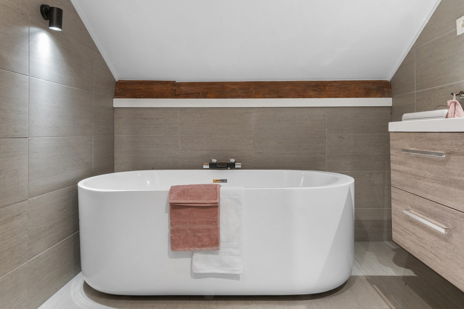 Her får du et baderom som kombinerer komfort og luksus, perfekt til både en rask morgenrutine og en avslappende spa-følelse etter en lang dag. Galleribilde