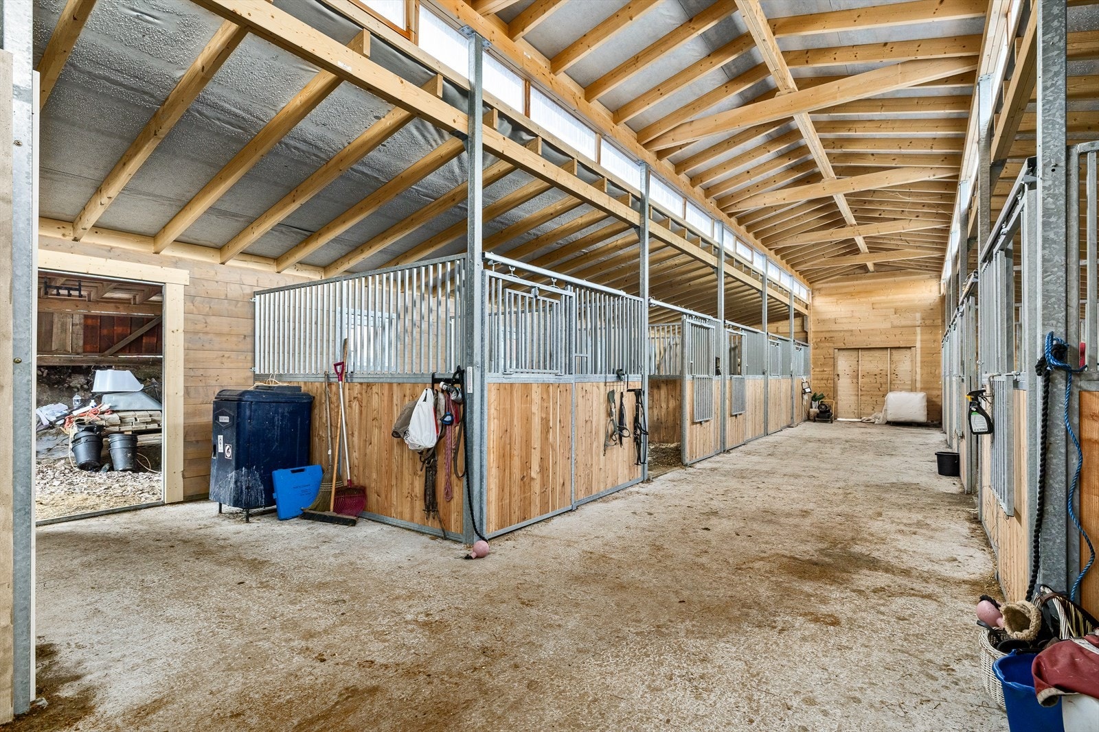 Her er det lagt til rette for et effektivt og trygt hestehold - enten det er til eget bruk, oppstalling eller mindre virksomhet. Galleribilde