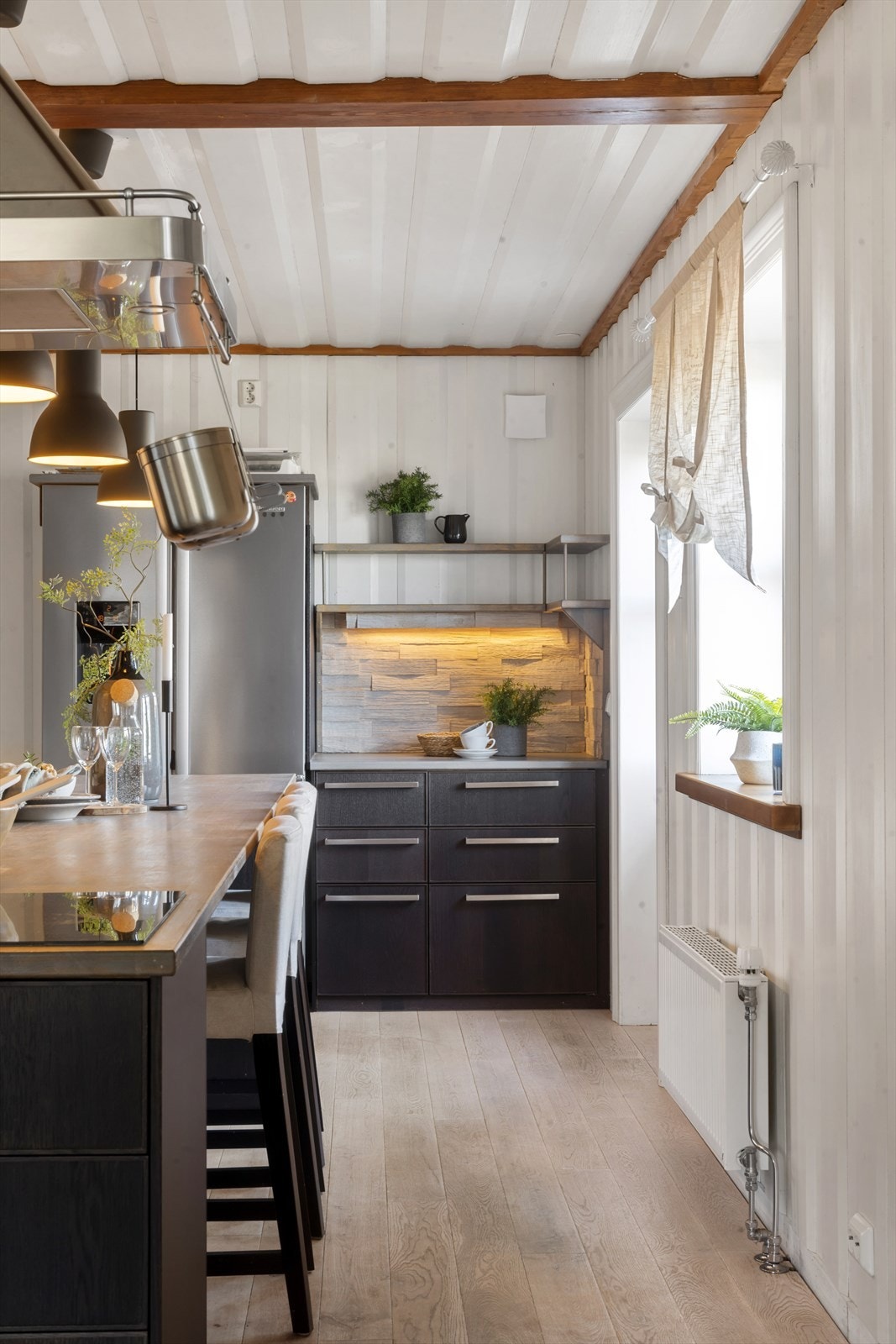 Her er det lagt til rette for et kjøkken som er like praktisk som det er innbydende - et naturlig samlingspunkt i boligen. Galleribilde