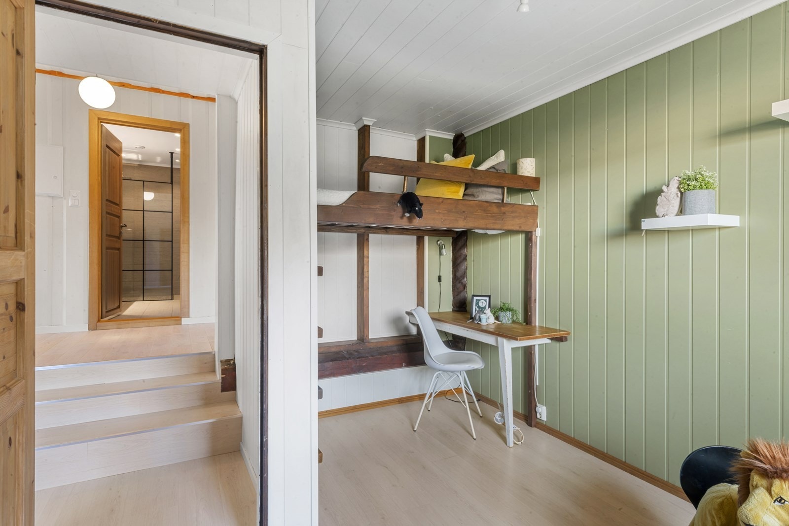 Rommene har lyse overflater og vinduer som gir rikelig med naturlig lys, noe som skaper en trivelig atmosfære. Galleribilde