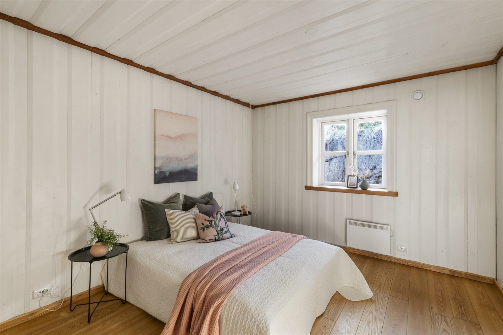 Boligen er innredet med tre pene og innbydende soverom i 1. etasje, alle med god størrelse og praktiske løsninger. Galleribilde