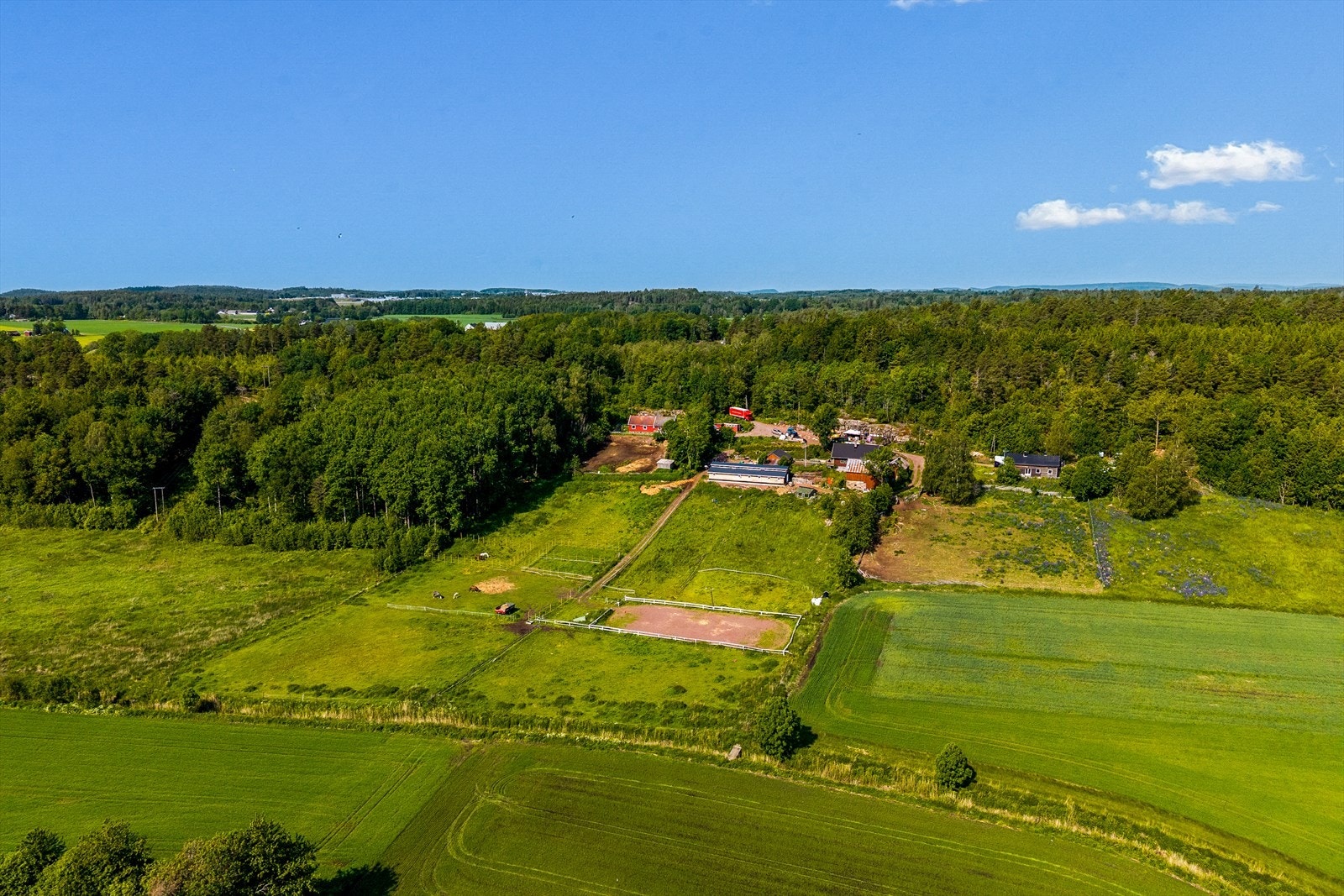 Den korte avstanden mellom stall og bane gjør det enkelt og trygt å føre hestene frem og tilbake, og gir en naturlig flyt i den daglige driften. Galleribilde