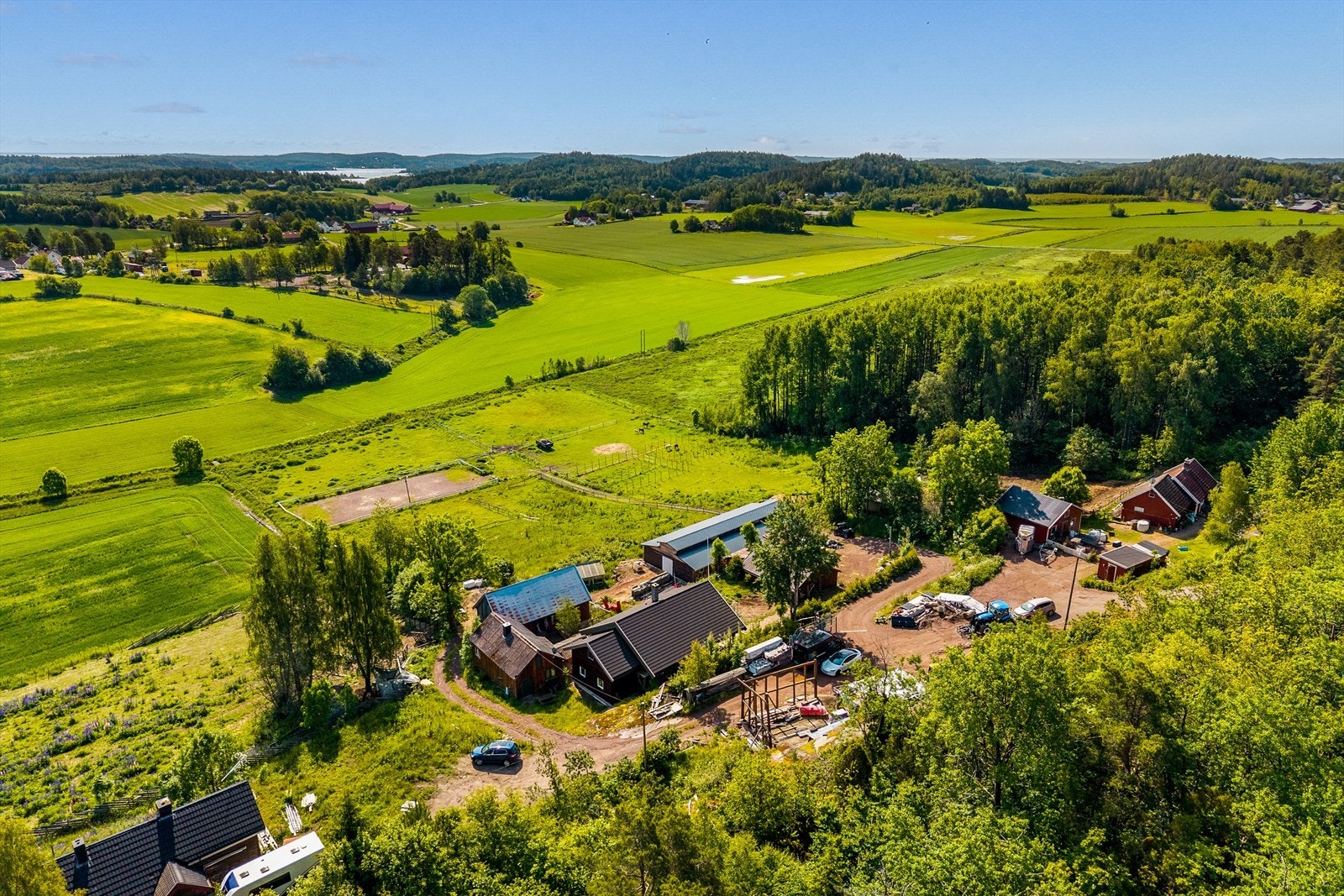 På eiendommen er det ellers oppført en flott stall med 5 hestebokser, helt ny stall med 12 hestebokser, bryggerhus og uthus. Galleribilde