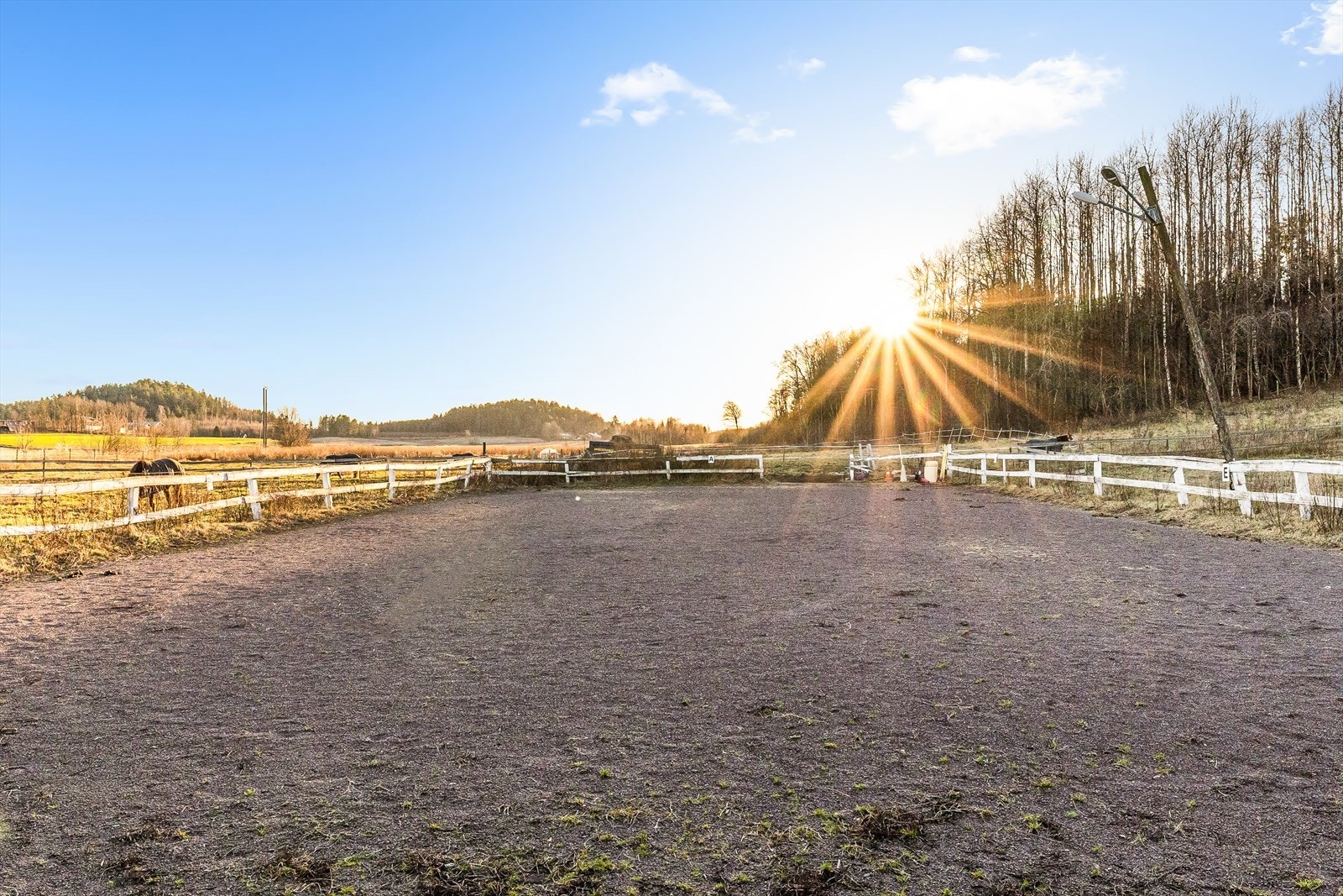 Ridebanen er godt opparbeidet og gir gode forhold for både nybegynnere og erfarne ryttere. Galleribilde