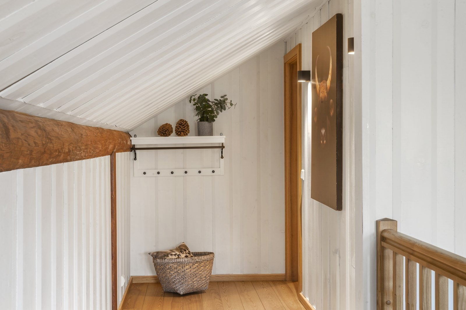 Boligen har en lys og gjennomført stil som gir rommet en moderne og harmonisk atmosfære. Veggene er malt i lyse, nøytrale toner som gjør rommet luftig og innbydende, mens gjennomtenkte detaljer og materialvalg skaper en helhetlig og smakfull innredning. Galleribilde