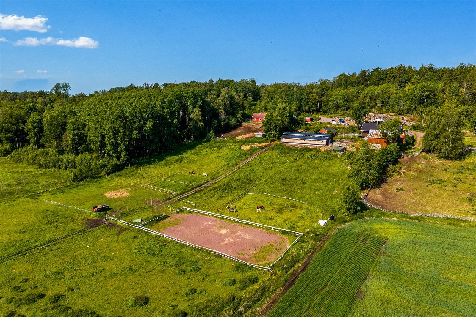 Eiendommen ligger tilbaketrukket i en blindvei med adkomst til kun tre boliger - perfekt for deg som verdsetter ro og privatliv. Galleribilde