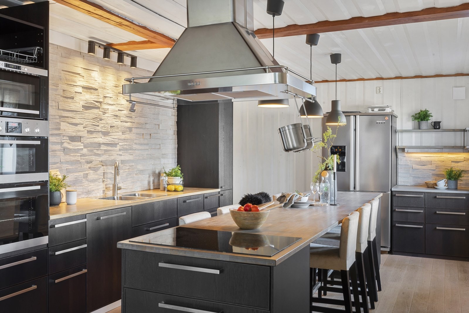 Kjøkkenet er både funksjonelt og stilfullt, med en innredning som kombinerer moderne løsninger og naturlige materialer. Galleribilde