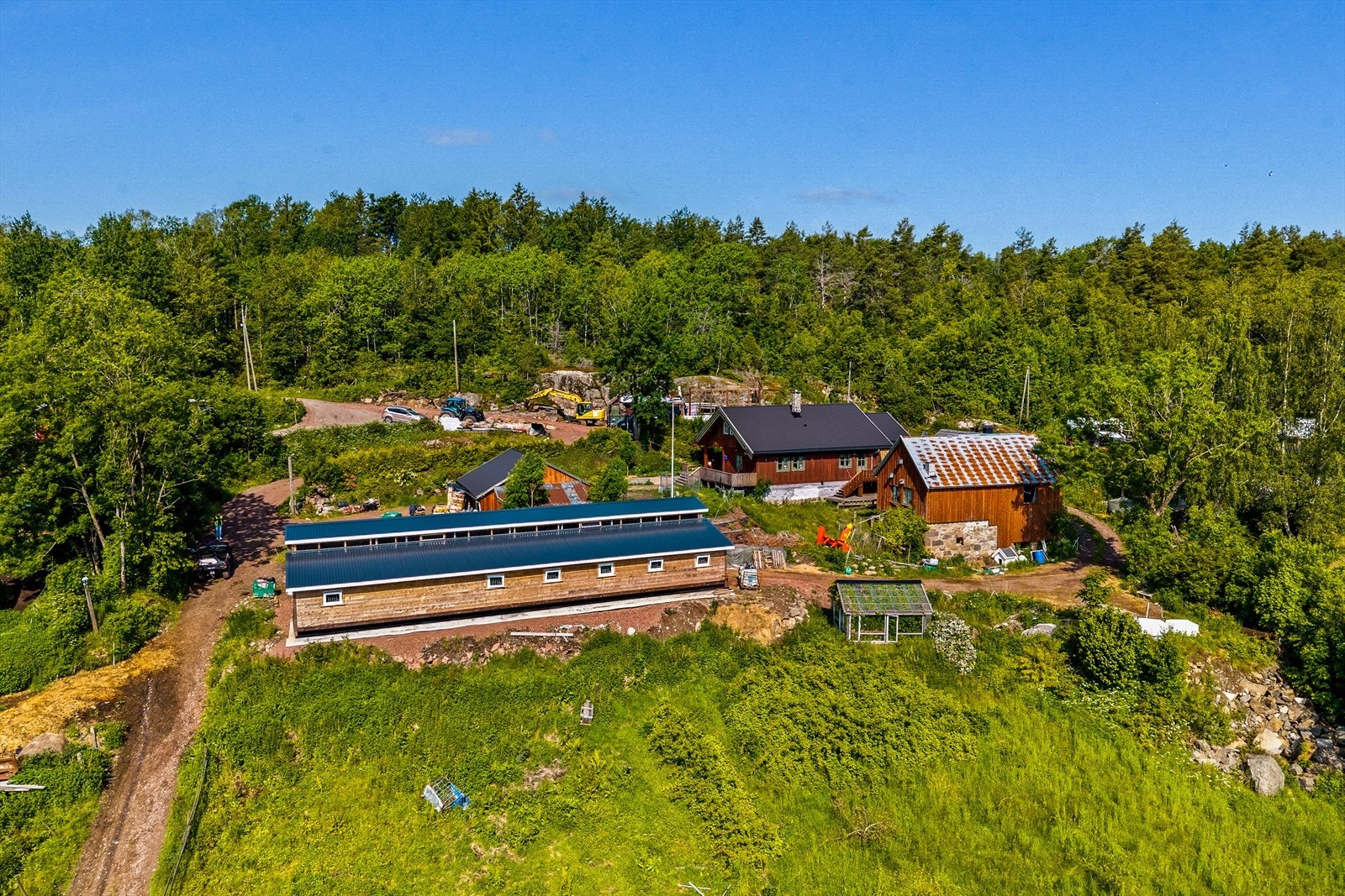 Idyllisk og påkostet småbruk beliggende i naturskjønne omgivelser. Galleribilde