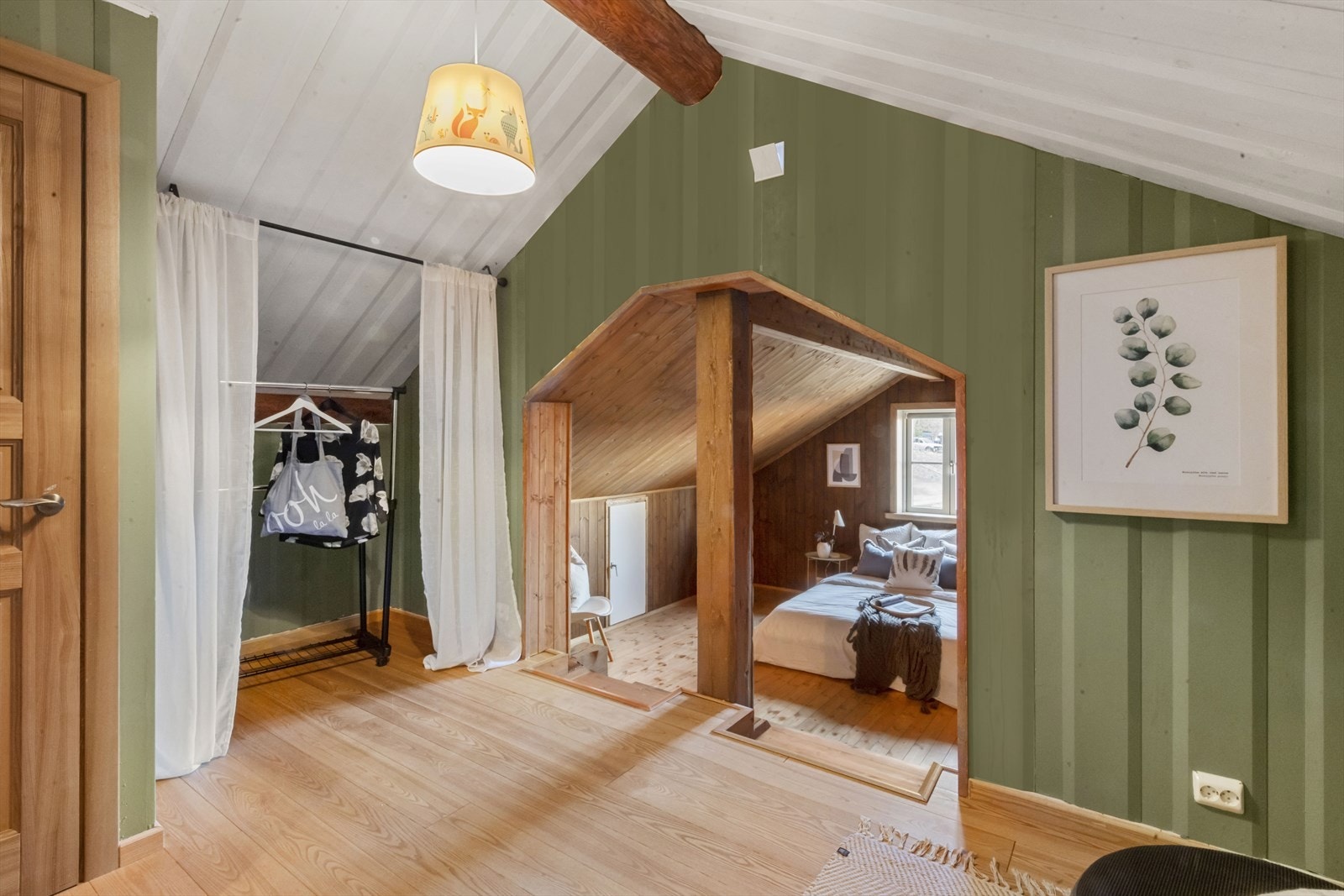 Derfra ledes du videre inn til hovedsoverommet, noe som skaper en svært funksjonell og luksuriøs løsning - perfekt for deg som ønsker komfort og smarte planløsninger i hverdagen. Galleribilde