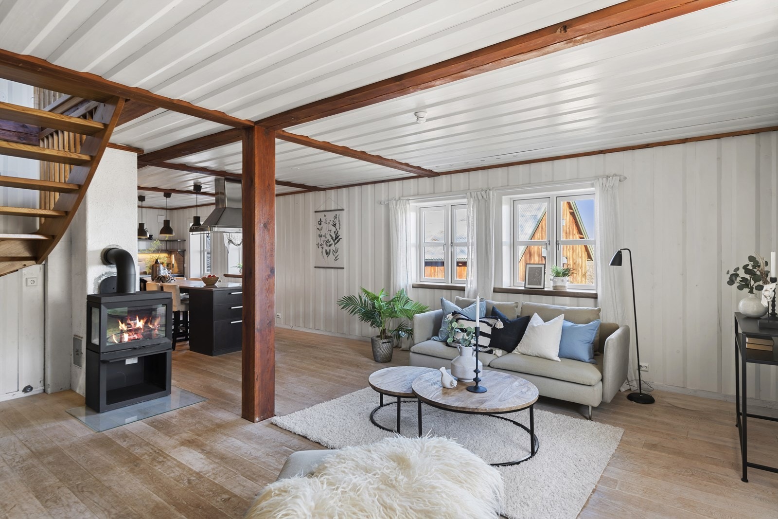 Stuen fremstår som særdeles hyggelig og hjemmekoselig, med en varm atmosfære som innbyr til avslapning og samvær. Galleribilde