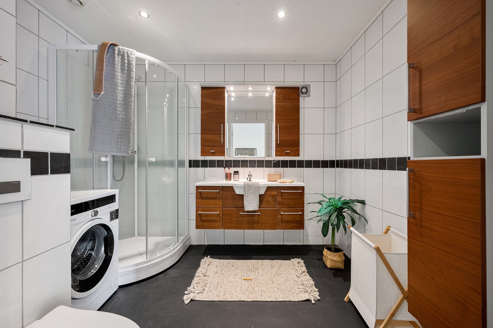 - Badet måler 6,1m² og har behagelig gulvvarme - Galleribilde