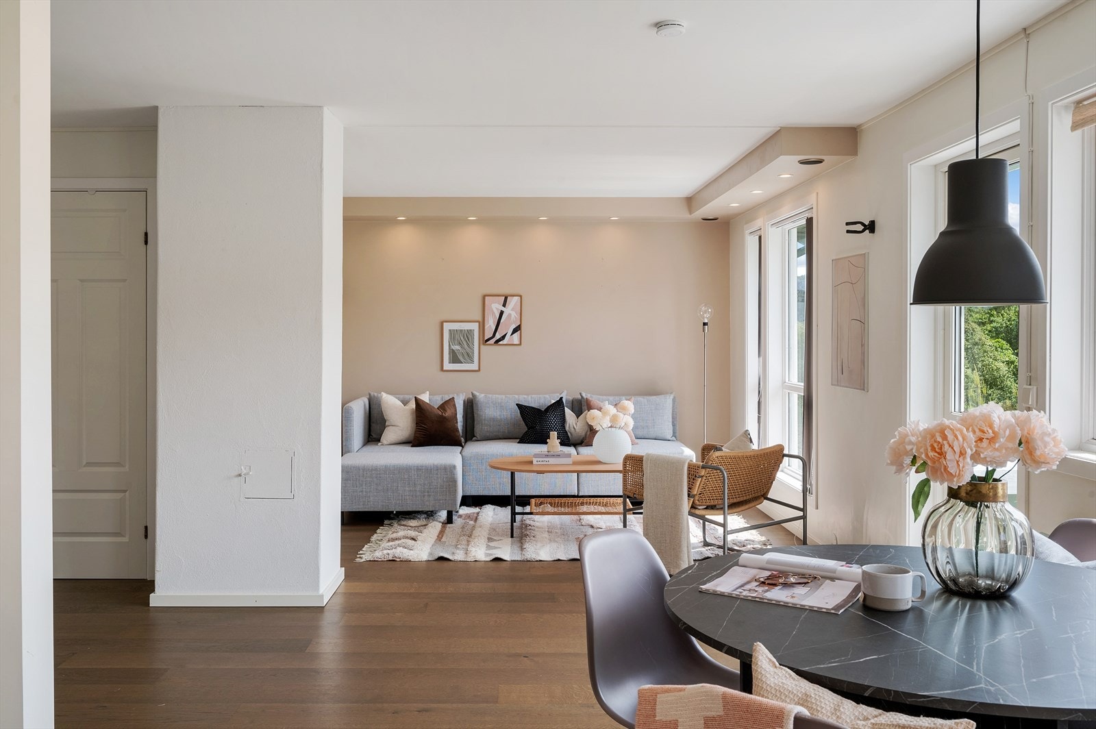 - Innvendig måler leiligheten 69m² og inneholder entré, gang, stue, kjøkken, to soverom og bad - Galleribilde
