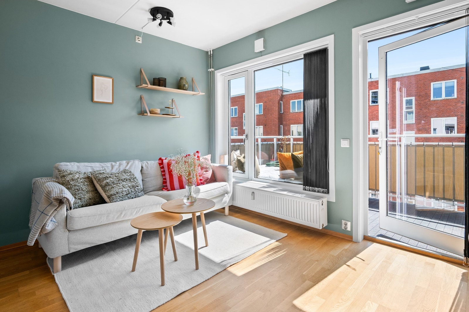 Boligen har en god planløsning og ligger fint til i borettslaget. Stuen er av god størrelse med plass til sofa og tilhørende salongbord. Galleribilde