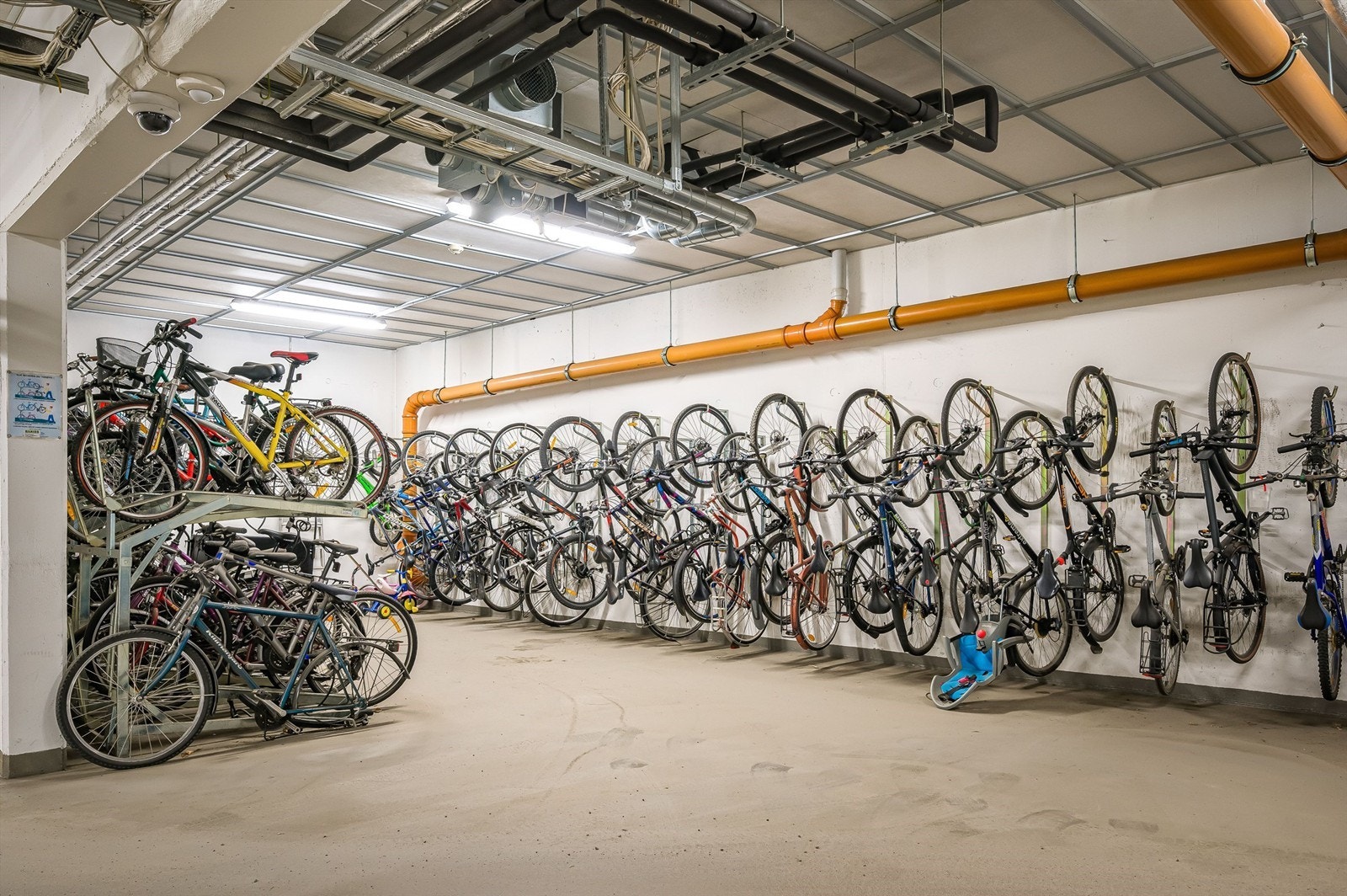 Felles sykkelrom i kjeller og garasjeanlegg. Galleribilde