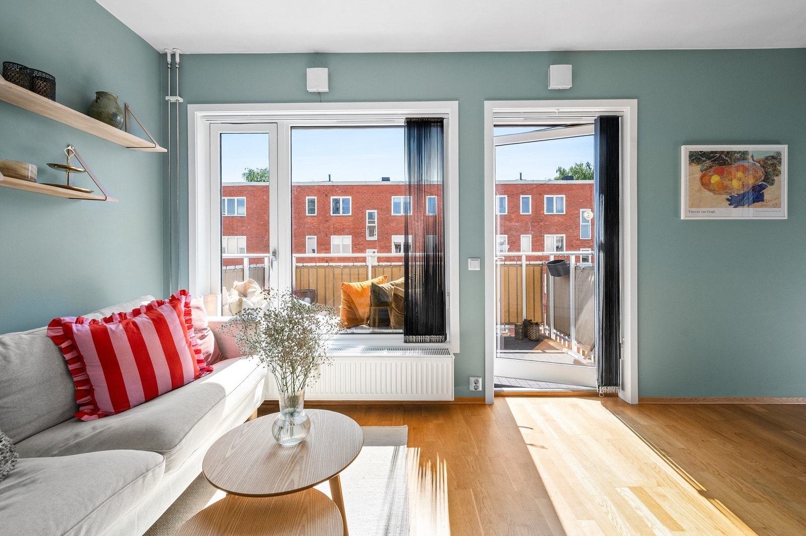 En meget attraktiv 2-roms med fantastisk balkong beliggende på populære Ensjø. Dette er et svært ettertraktet nabolag, perfekt for deg som ønsker nærhet til alt du trenger. Galleribilde