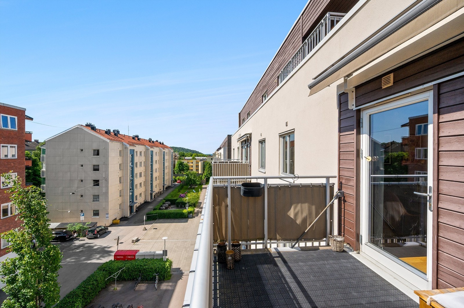 Her vender du ut mot rolige fellesområder. Balkongen føles luftig og fri, da den ikke har overbygg. Galleribilde