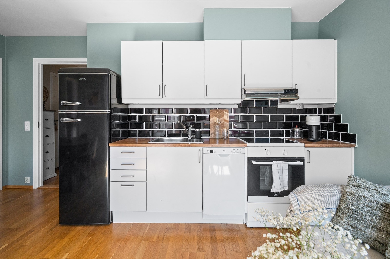 For mange er kjøkkenet det viktigste rommet i boligen. Kjøkkenet er holdt i en åpen løsning mot stuen, som gjør at rommet blir et naturlig og sosialt samlingspunkt i boligen. Galleribilde