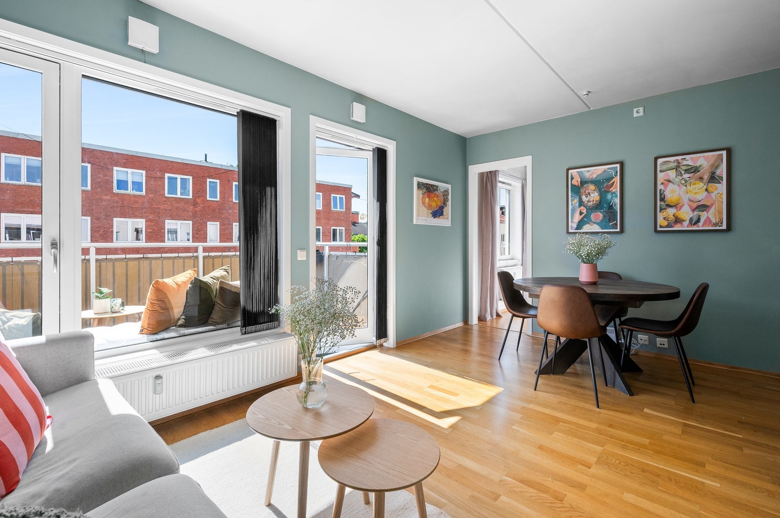 En meget attraktiv 2-roms med fantastisk balkong beliggende på populære Ensjø. Dette er et svært ettertraktet nabolag, perfekt for deg som ønsker nærhet til alt du trenger. Galleribilde