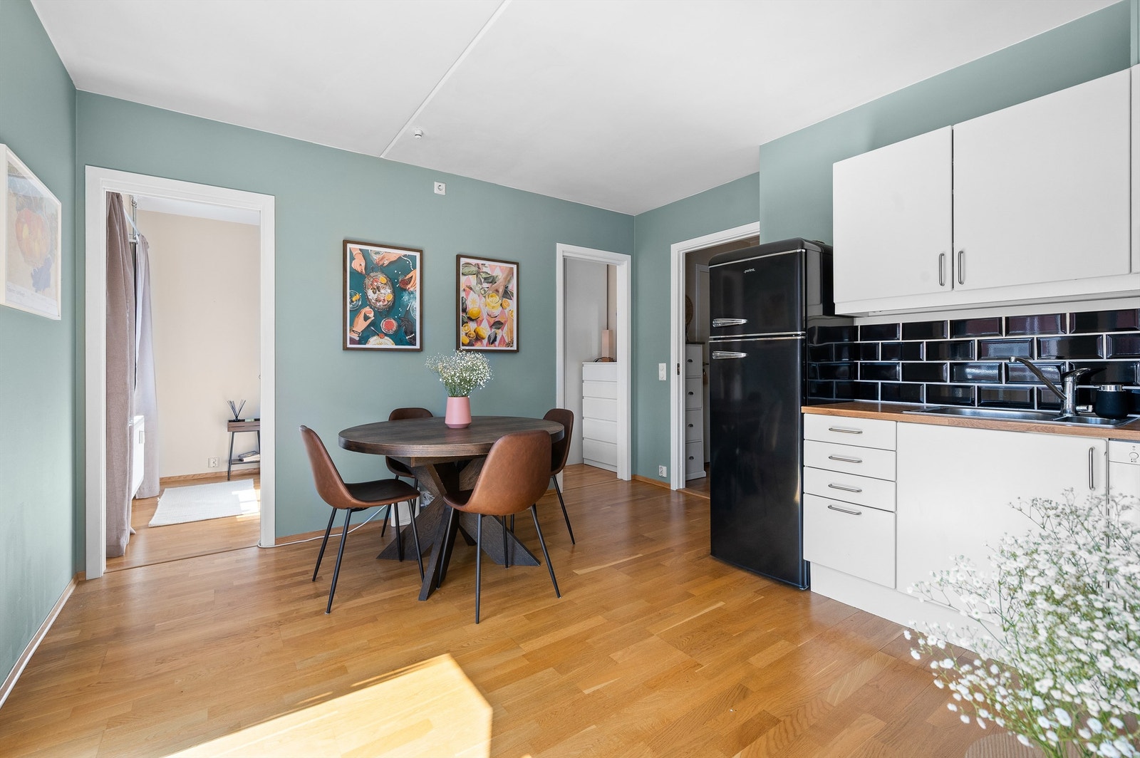 Denne boligen er perfekt for deg som ønsker å bo i en moderne og lys 2-roms leilighet med nærhet til det aller meste av det du skulle trenge i hverdagen. Galleribilde