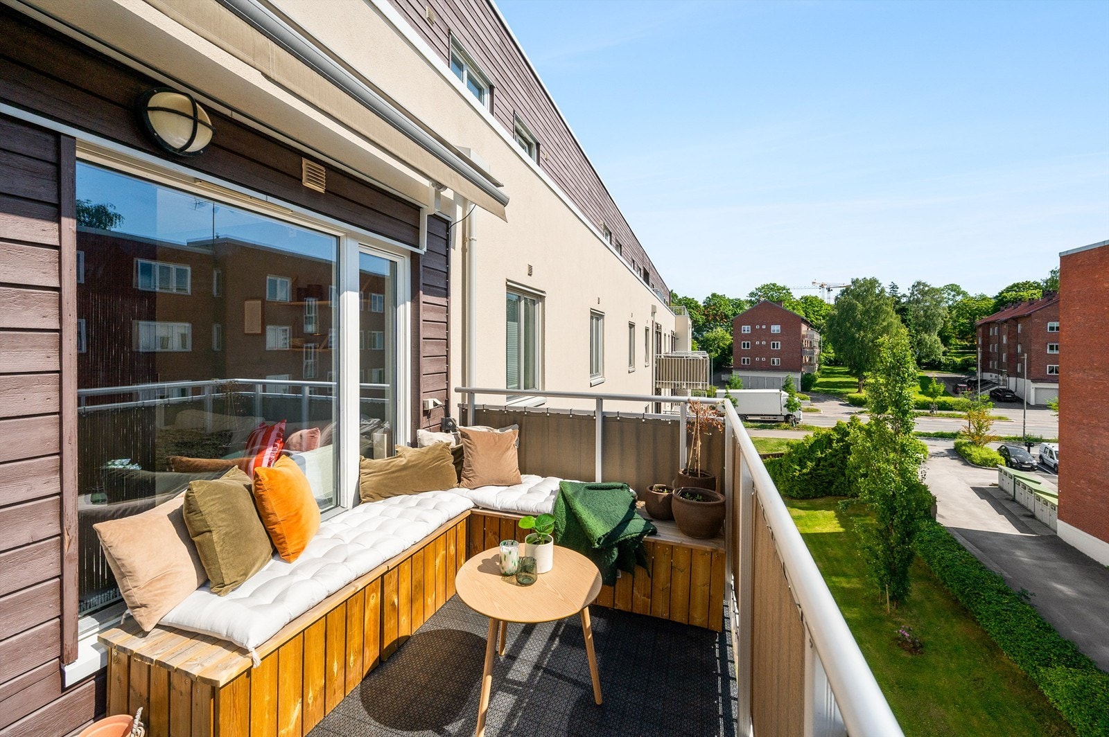 Velkommen ut i solen! Fra stuen har du utgang til flott sydøstvendt balkong på ca. 8 kvm. Galleribilde