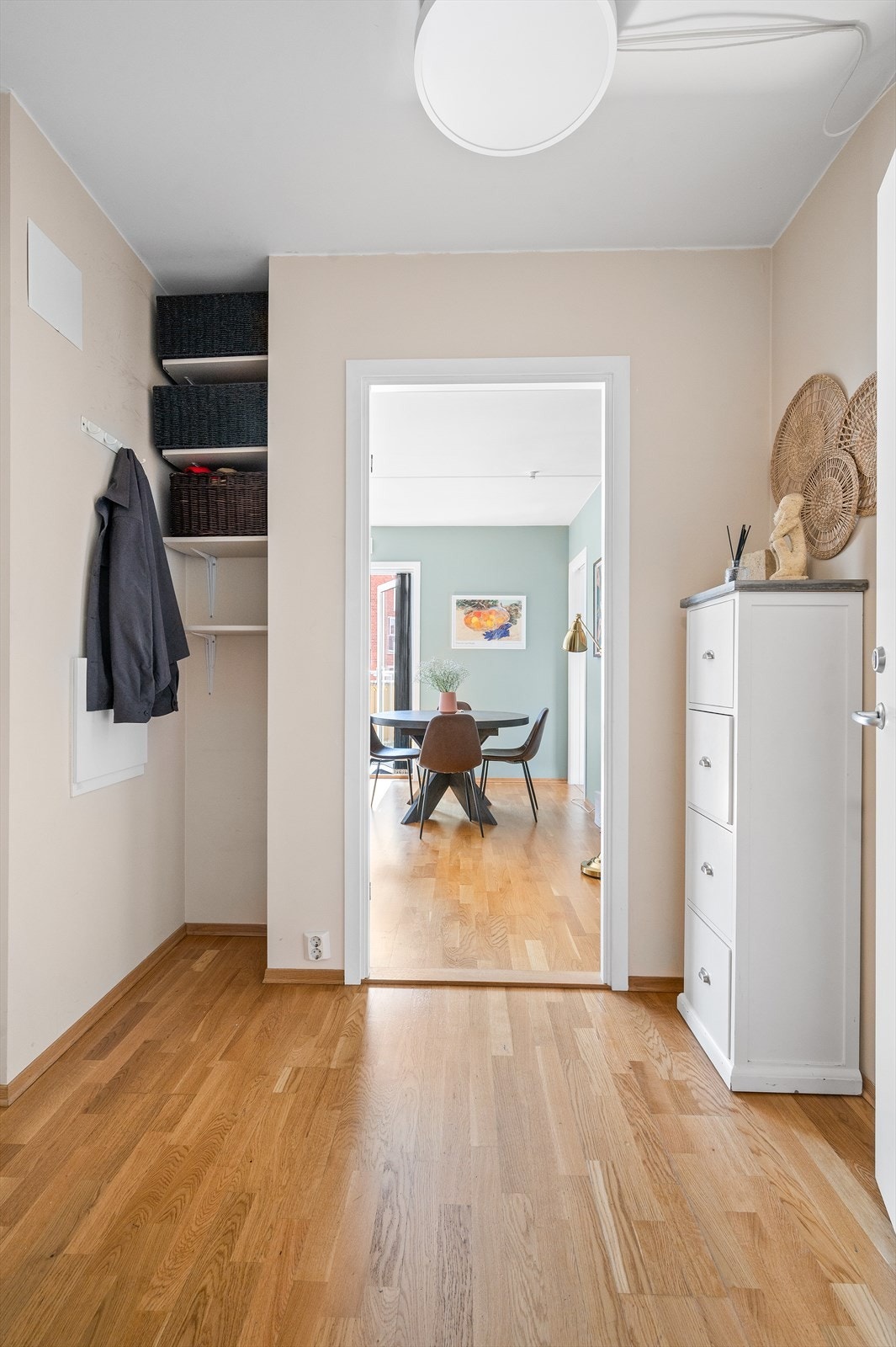 Entreen er holdt i lyse behagelige toner, som gir et godt førsteinntrykk av leiligheten. Velkommen inn! Galleribilde