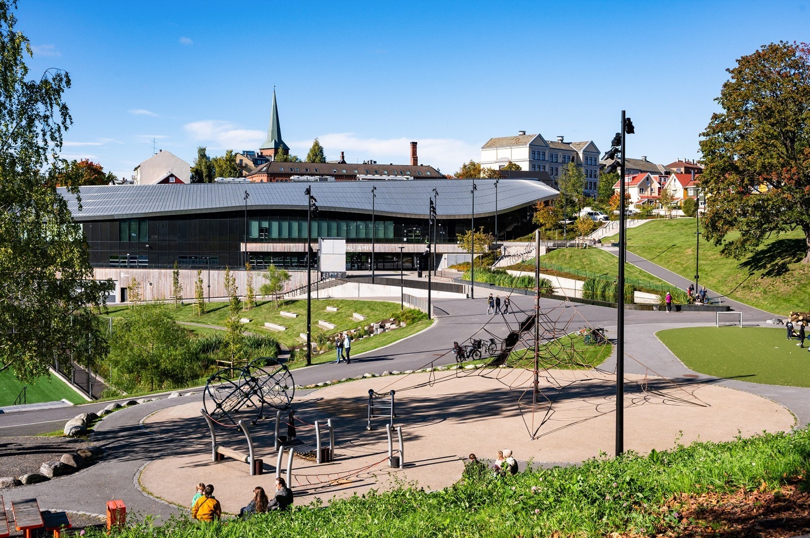 Det kort vei til flere moderne treningssentre i nærheten som SATS på Kampen, samt et idrettsanlegg på Jordal som har en stor bane med kunstgressdekke, skateboardanlegg, en idrettshall, to ishaller og en idrettslekeplass. Galleribilde