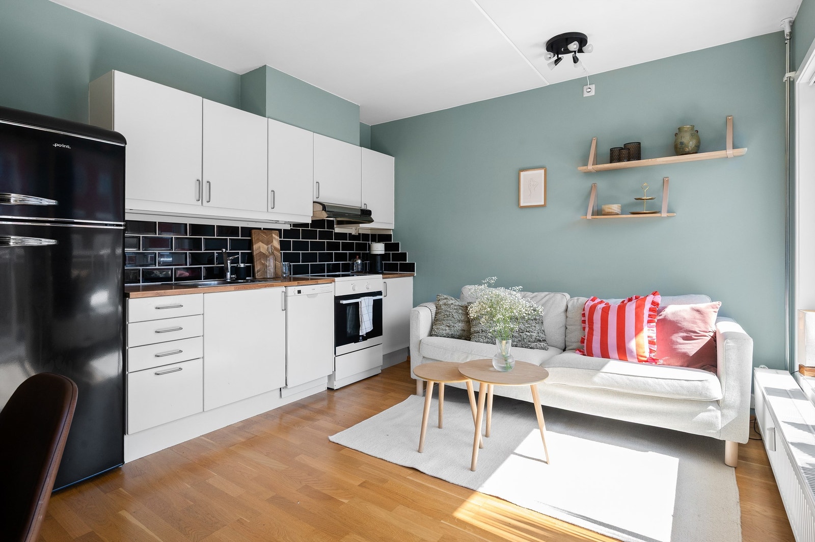 Med store vindusflater oppleves boligen som både større og lysere - en kvalitet som virkelig løfter helhetsinntrykket. Galleribilde