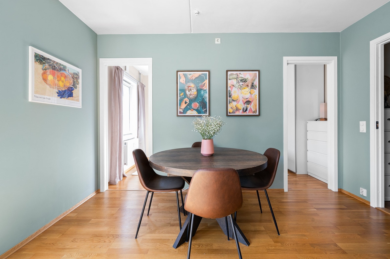 Perfekt sted å nyte frokosten i fredelige omgivelser, eller en enkel matbit på kvelden etter en lang dag. Galleribilde