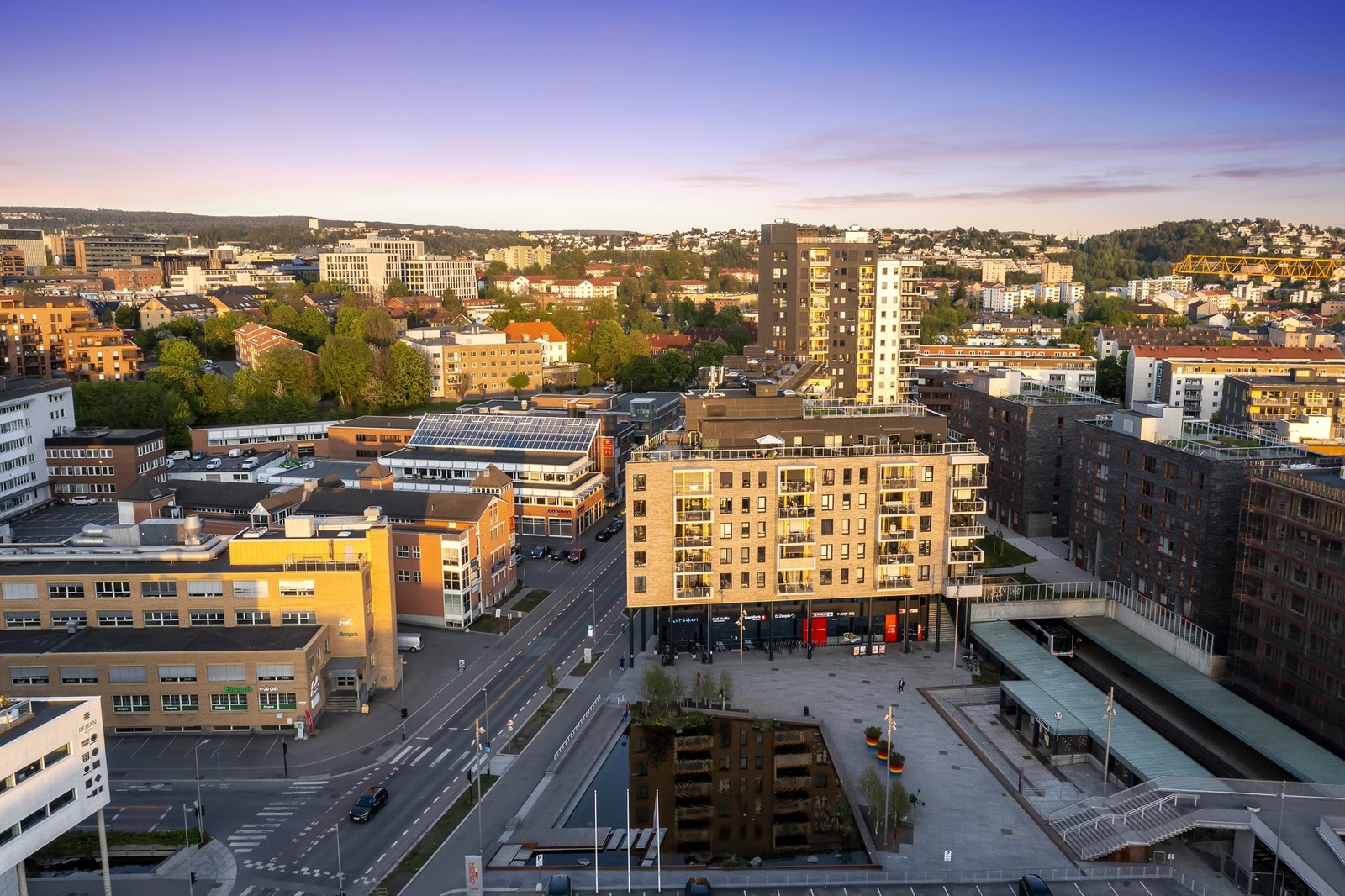 God offentlig kommunikasjon i umiddelbar nærhet; T-Bane fra Ensjø (linje 1, 2, 3 og 4) med hyppige avganger. Herfra kommer du deg raskt og enkelt rundt om i Oslo. Galleribilde