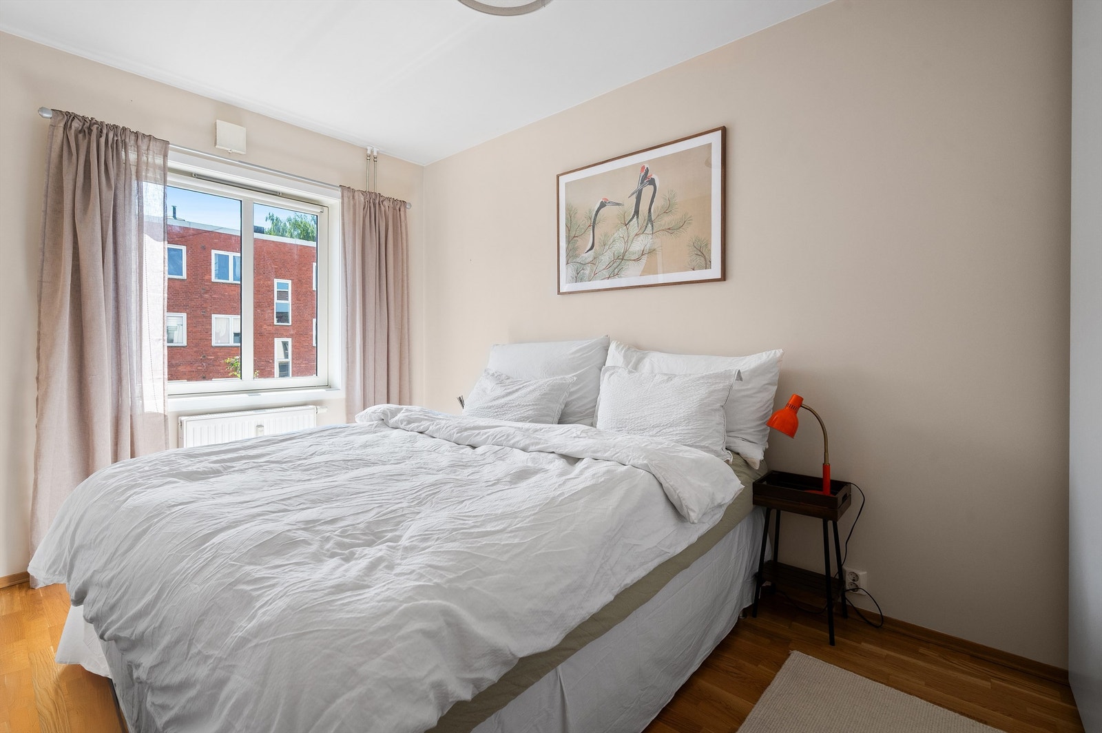 Hovedsoverommet er av god størrelse og kan enkelt innredes med både dobbeltseng og tilhørende nattbord. Galleribilde